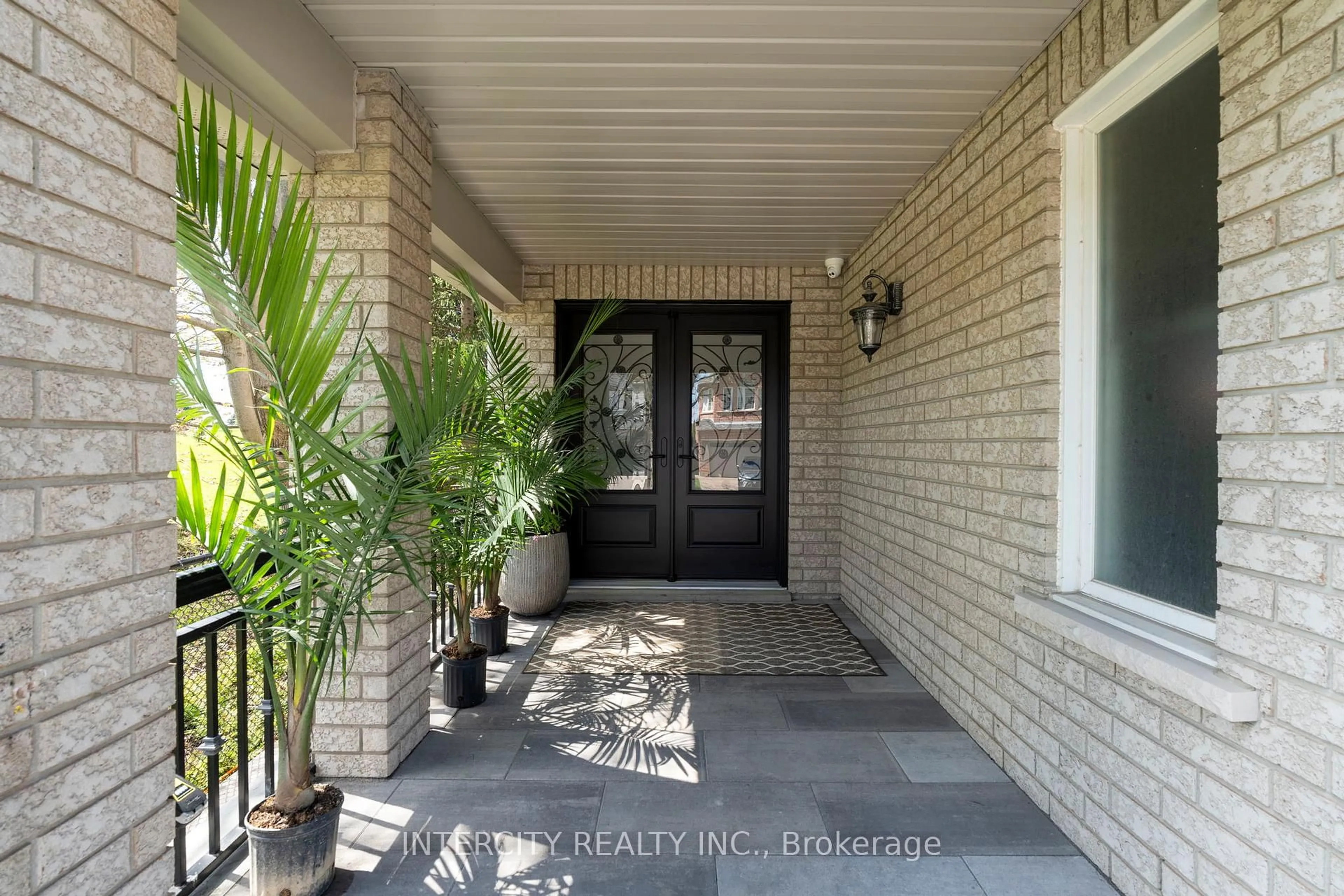 Indoor entryway for 119 Golden Gate Circ, Vaughan Ontario L4H 1N6