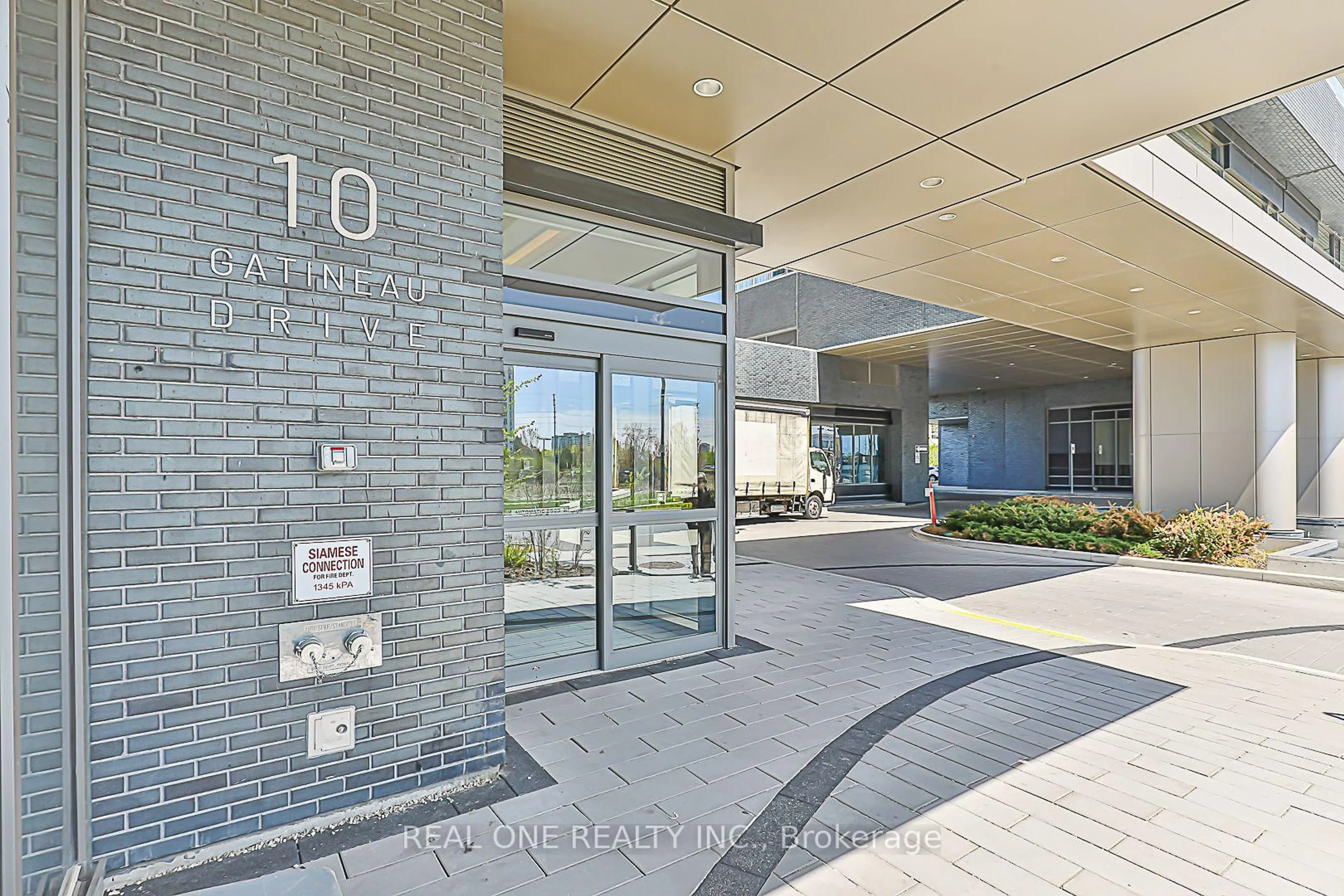 Indoor foyer for 10 Gatineau Dr #210, Vaughan Ontario L4J 0L2