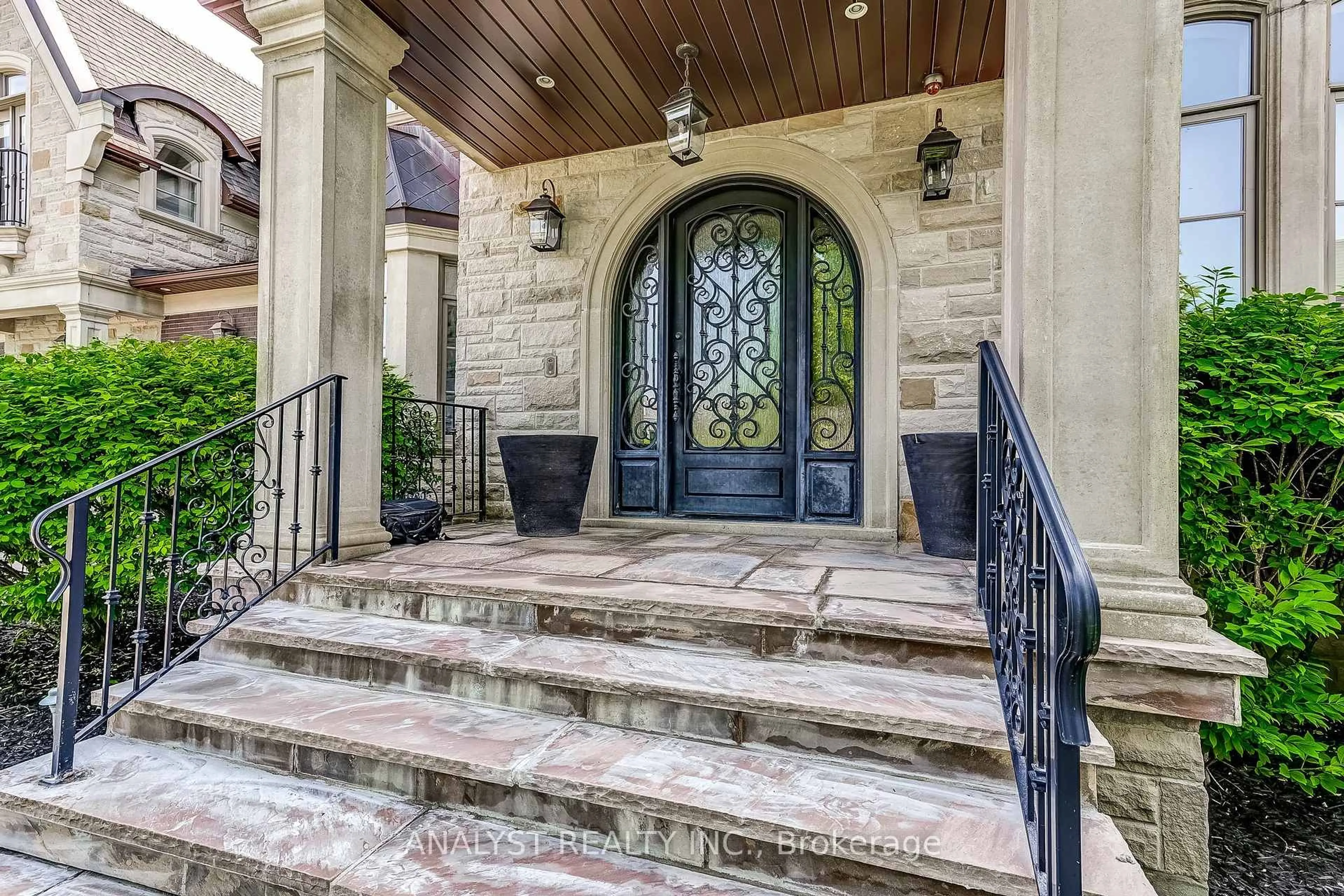 Indoor entryway for 115 Hazelridge Crt, Vaughan Ontario L0J 1C0