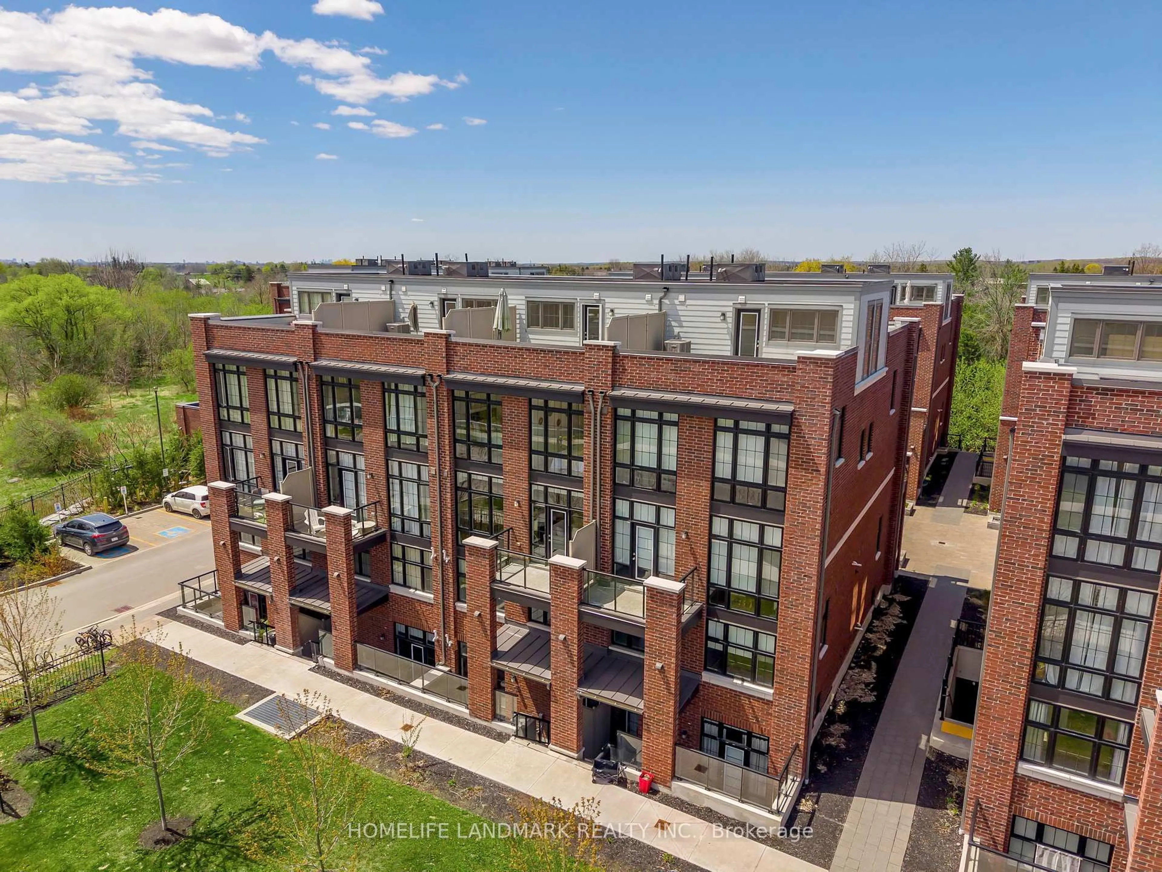A pic from outside/outdoor area/front of a property/back of a property/a pic from drone, building for 1 Whitaker Way #417, Whitchurch-Stouffville Ontario L4A 4T4