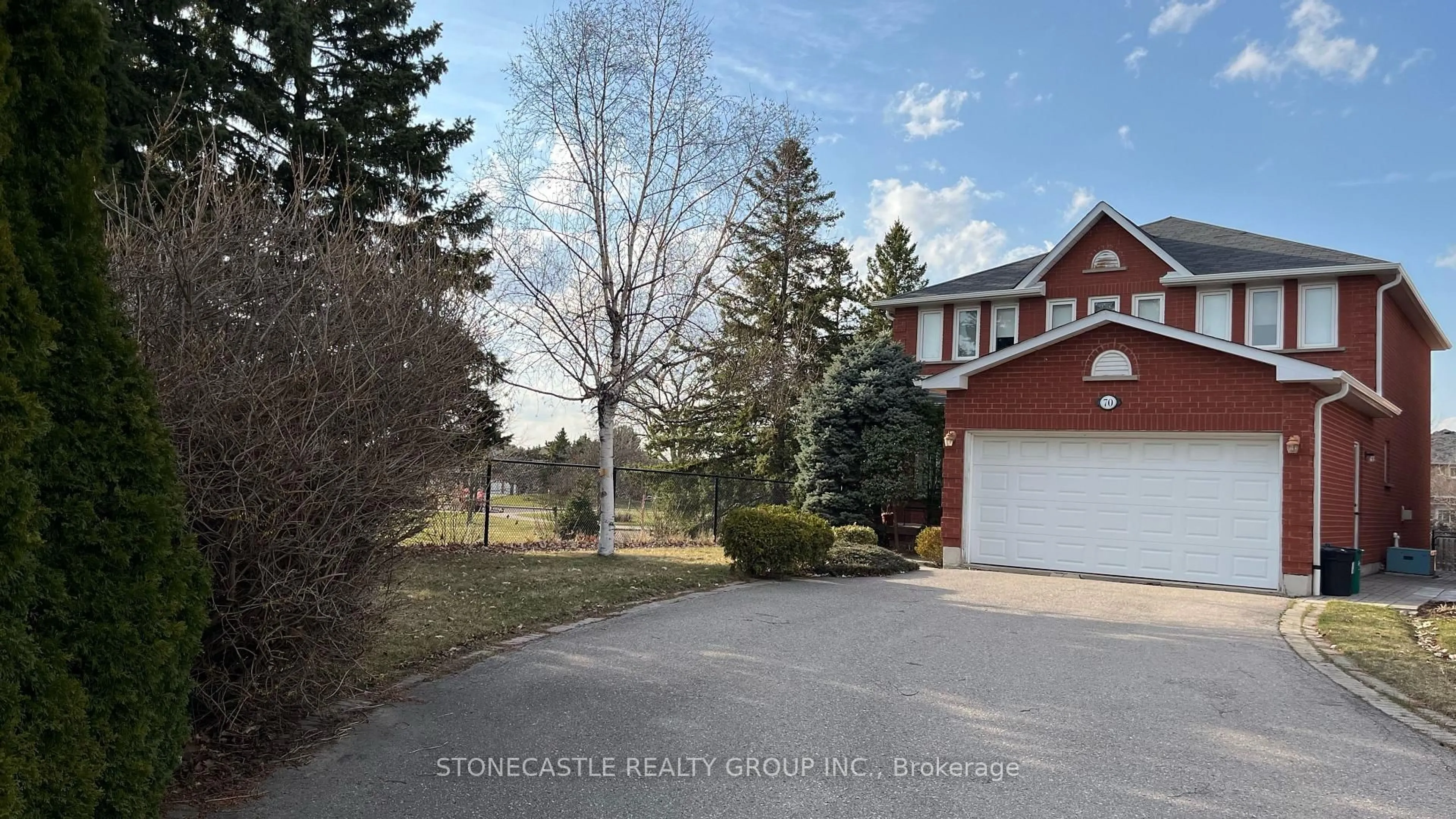 A pic from outside/outdoor area/front of a property/back of a property/a pic from drone, street for 70 Zucchet Crt, Vaughan Ontario L4L 8T7