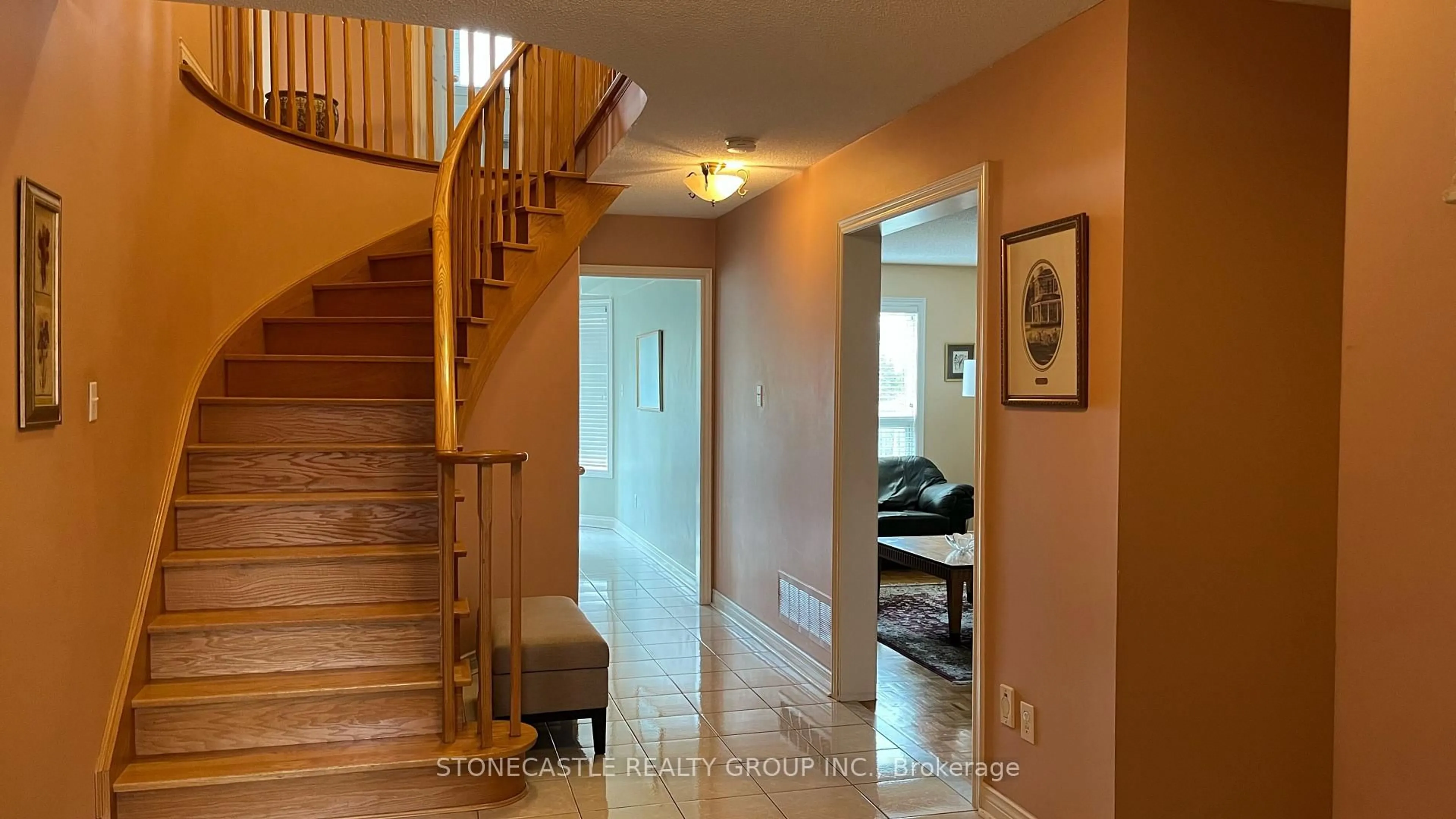 Indoor foyer for 70 Zucchet Crt, Vaughan Ontario L4L 8T7