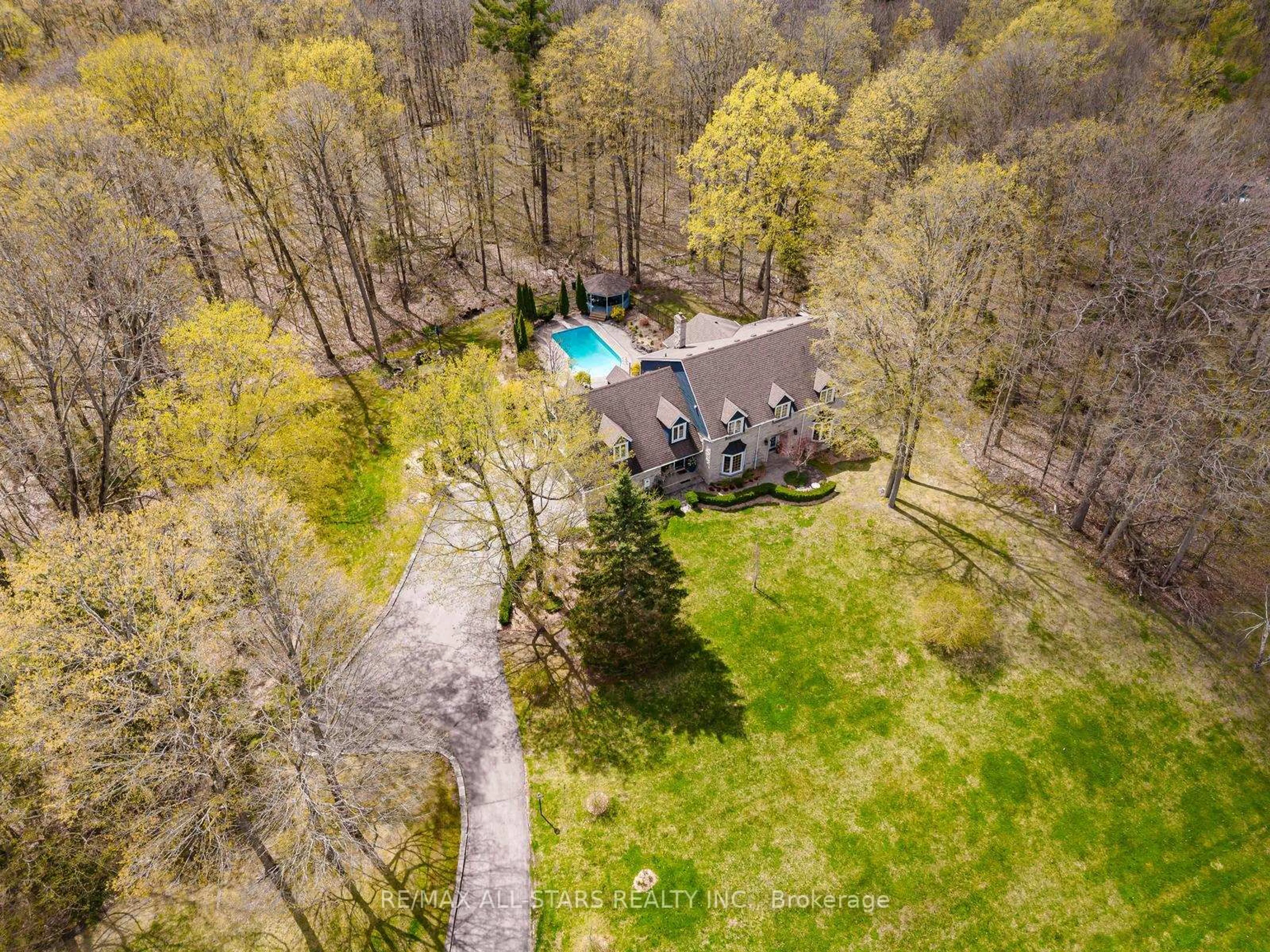 A pic from outside/outdoor area/front of a property/back of a property/a pic from drone, forest/trees view for 12 Oakview Pl, Uxbridge Ontario L9P 1R4