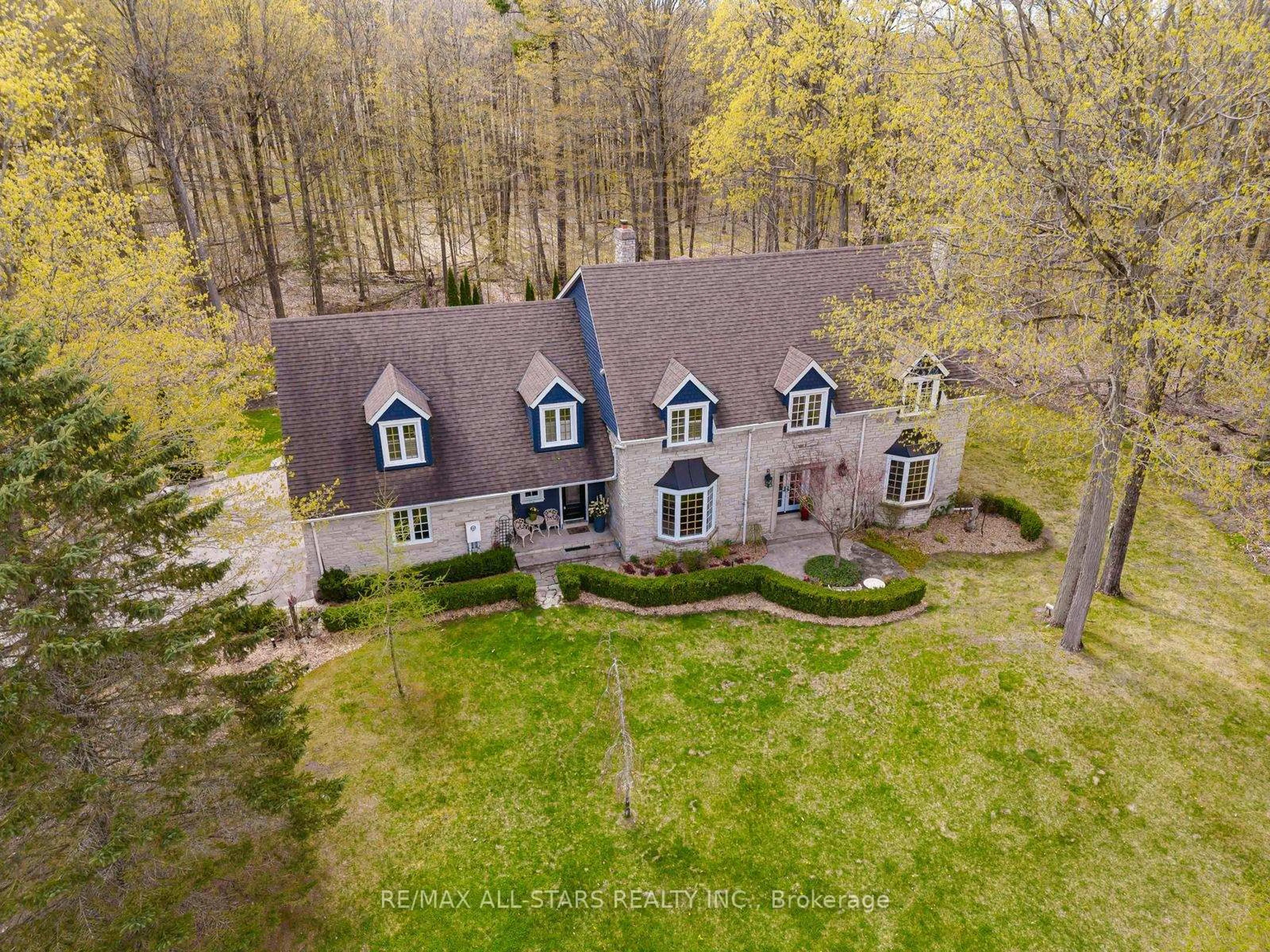 A pic from outside/outdoor area/front of a property/back of a property/a pic from drone, unknown for 12 Oakview Pl, Uxbridge Ontario L9P 1R4