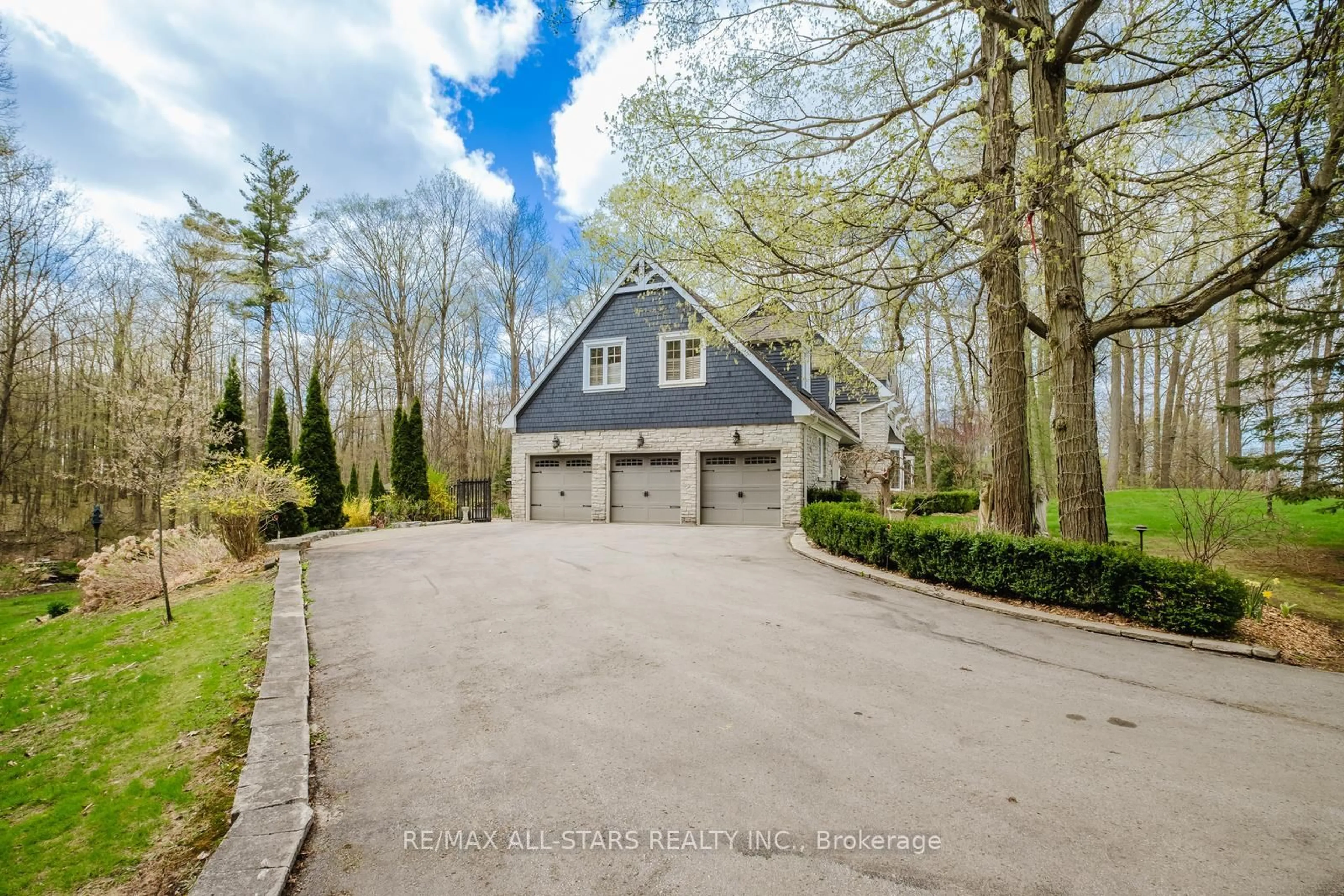 Indoor garage for 12 Oakview Pl, Uxbridge Ontario L9P 1R4