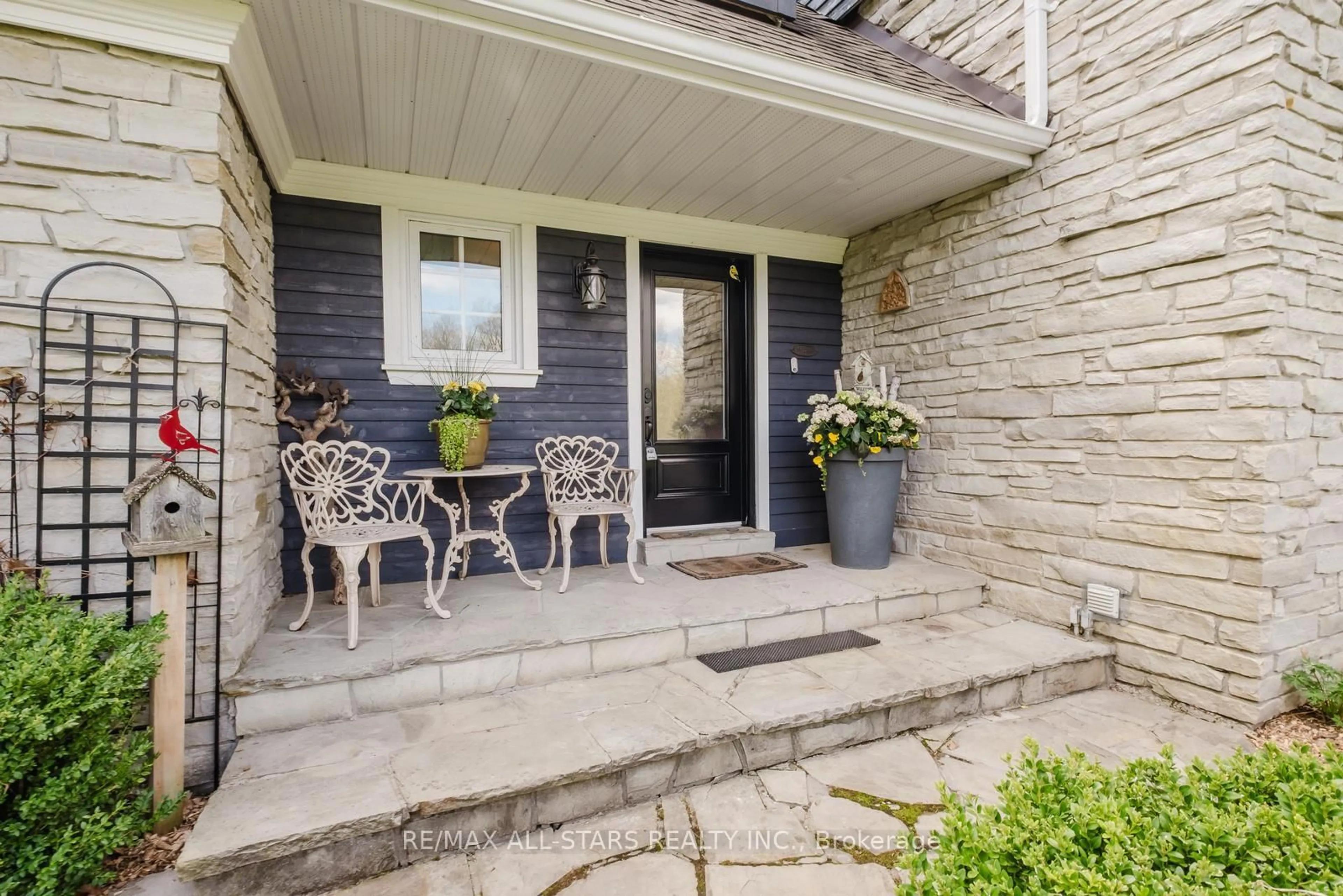 Patio, street for 12 Oakview Pl, Uxbridge Ontario L9P 1R4