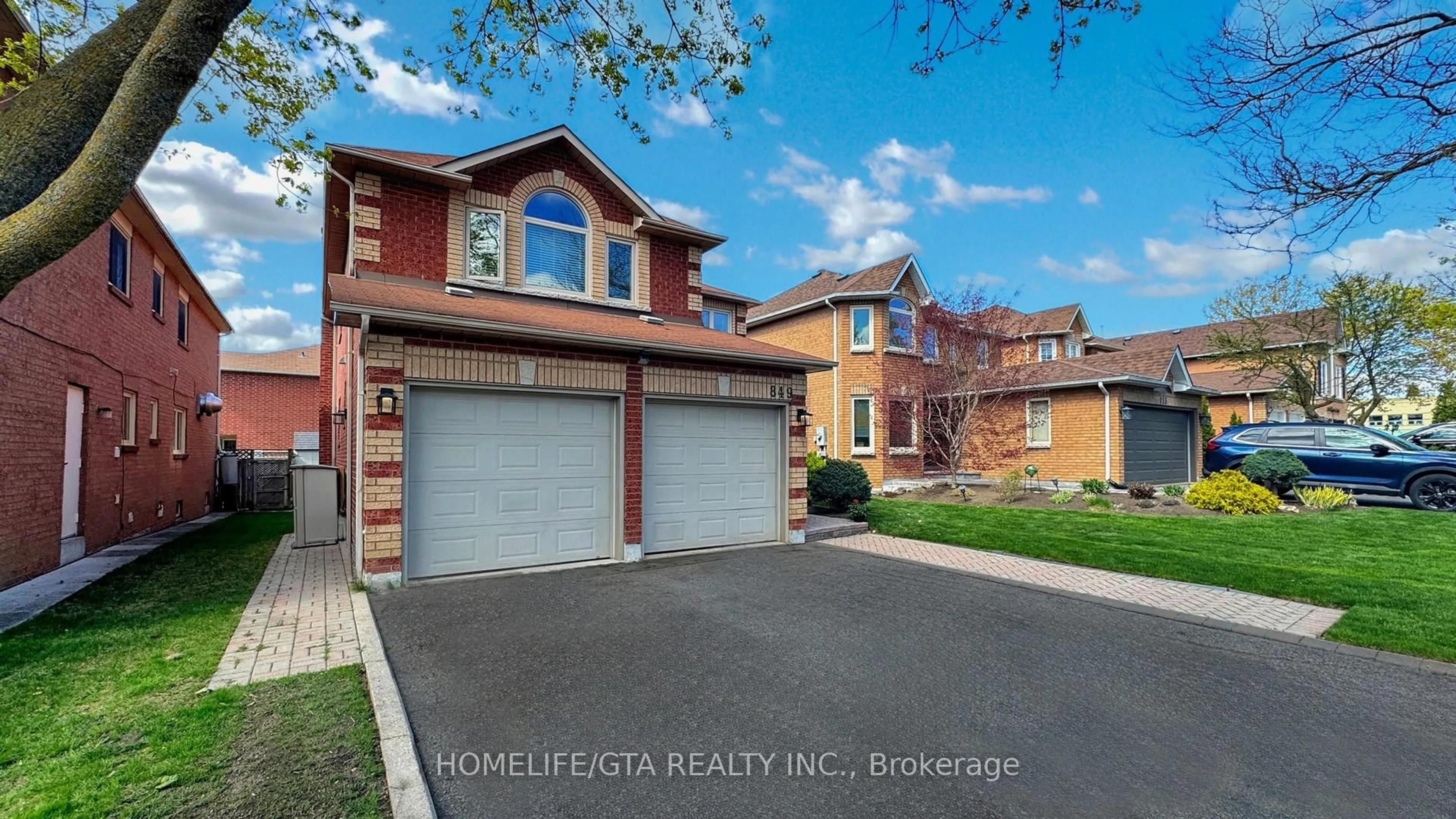 A pic from outside/outdoor area/front of a property/back of a property/a pic from drone, street for 849 Hollander Rd, Newmarket Ontario L3Y 8H4