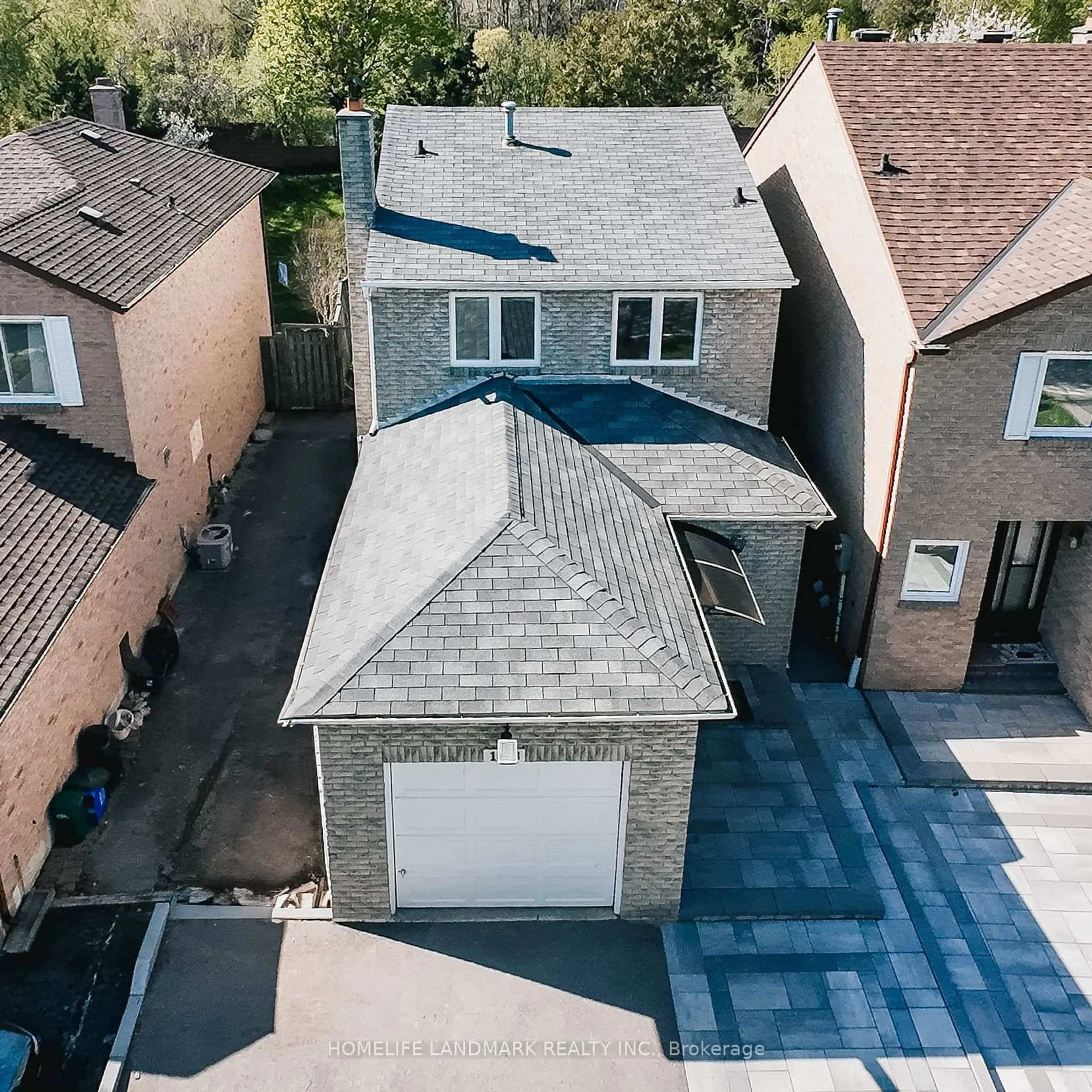 A pic from outside/outdoor area/front of a property/back of a property/a pic from drone, street for 158 Markville Rd, Markham Ontario L3R 4V6