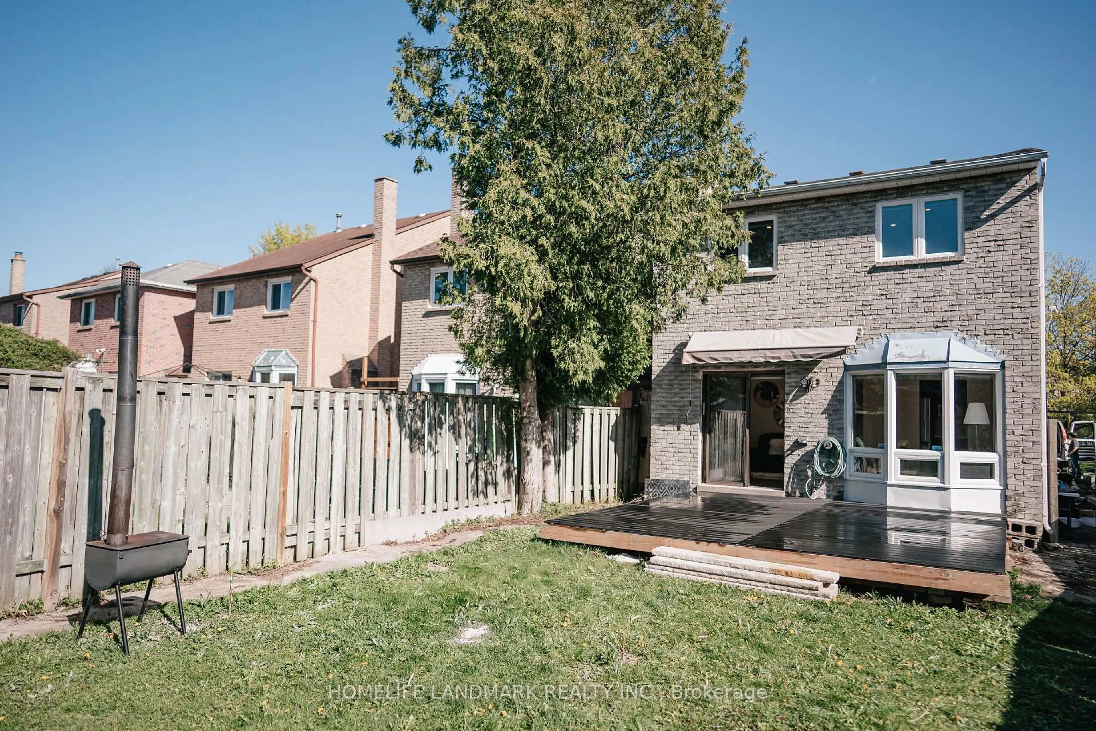 A pic from outside/outdoor area/front of a property/back of a property/a pic from drone, street for 158 Markville Rd, Markham Ontario L3R 4V6