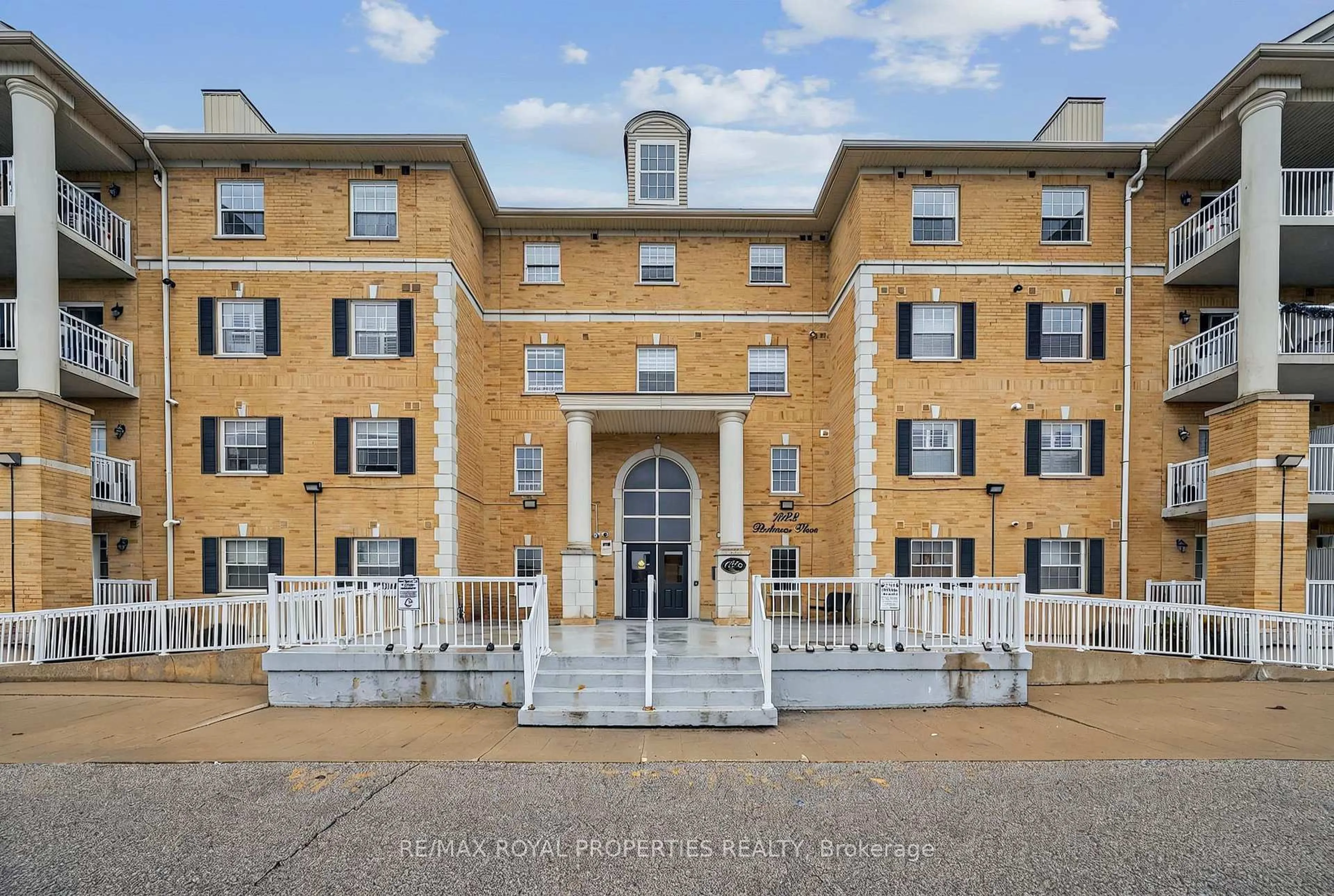 A pic from outside/outdoor area/front of a property/back of a property/a pic from drone, building for 7424 Markham Rd #110, Markham Ontario L3S 4V6