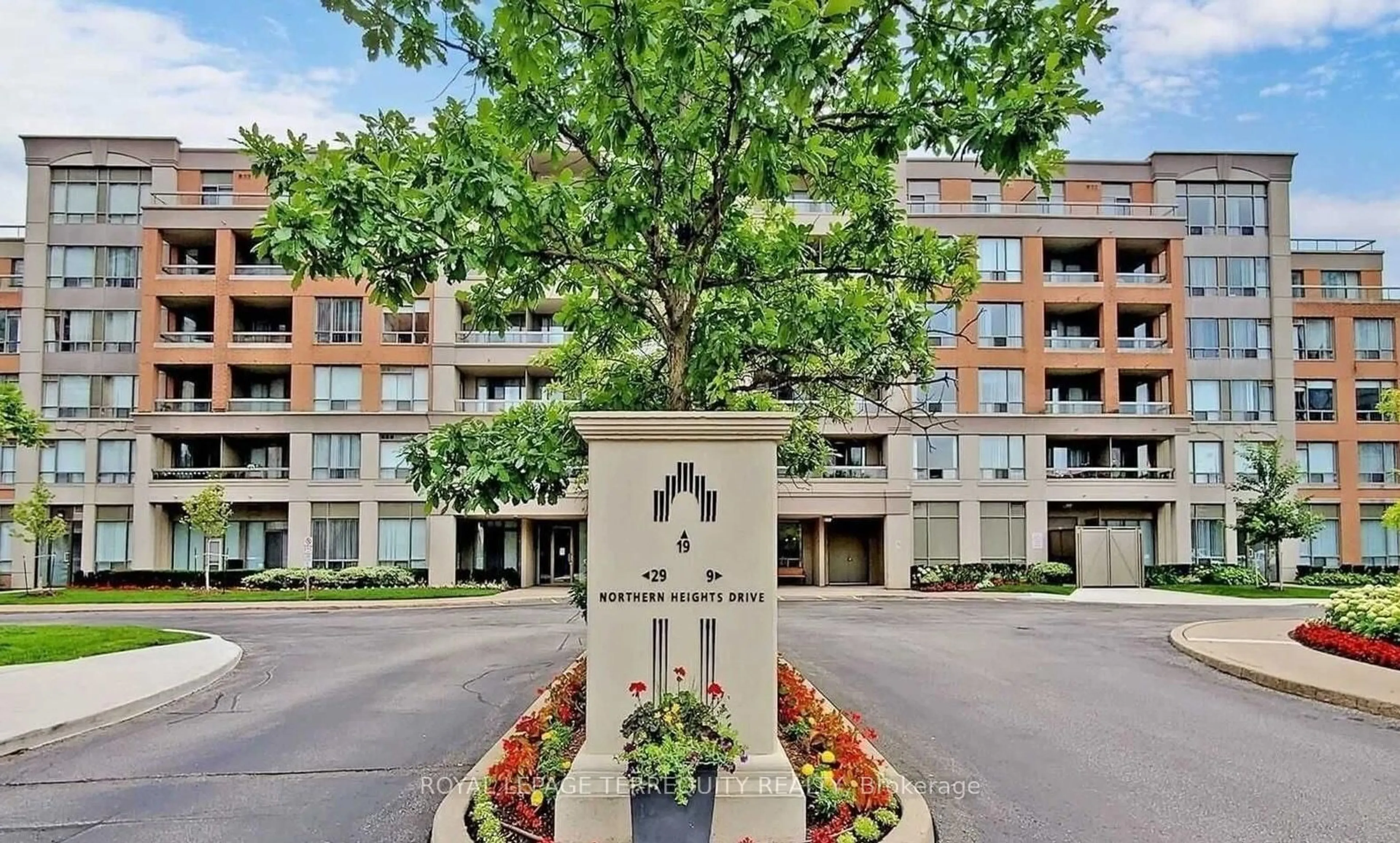 Indoor foyer for 19 Northern Heights Dr #508, Richmond Hill Ontario L4B 4M4