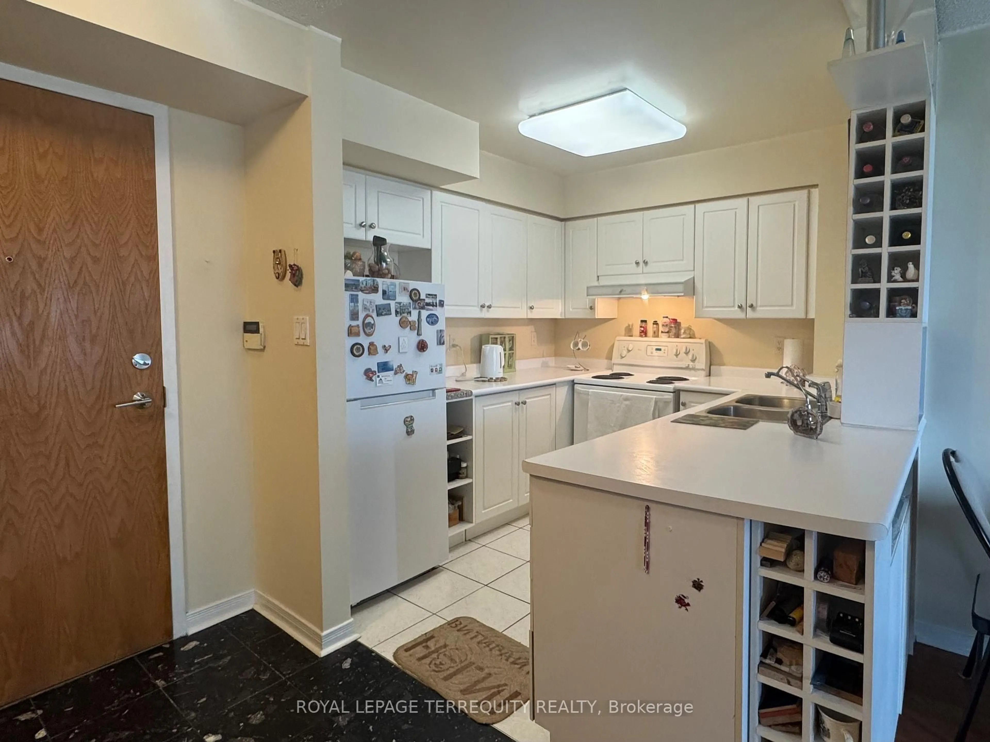 Standard kitchen, ceramic/tile floor for 19 Northern Heights Dr #508, Richmond Hill Ontario L4B 4M4