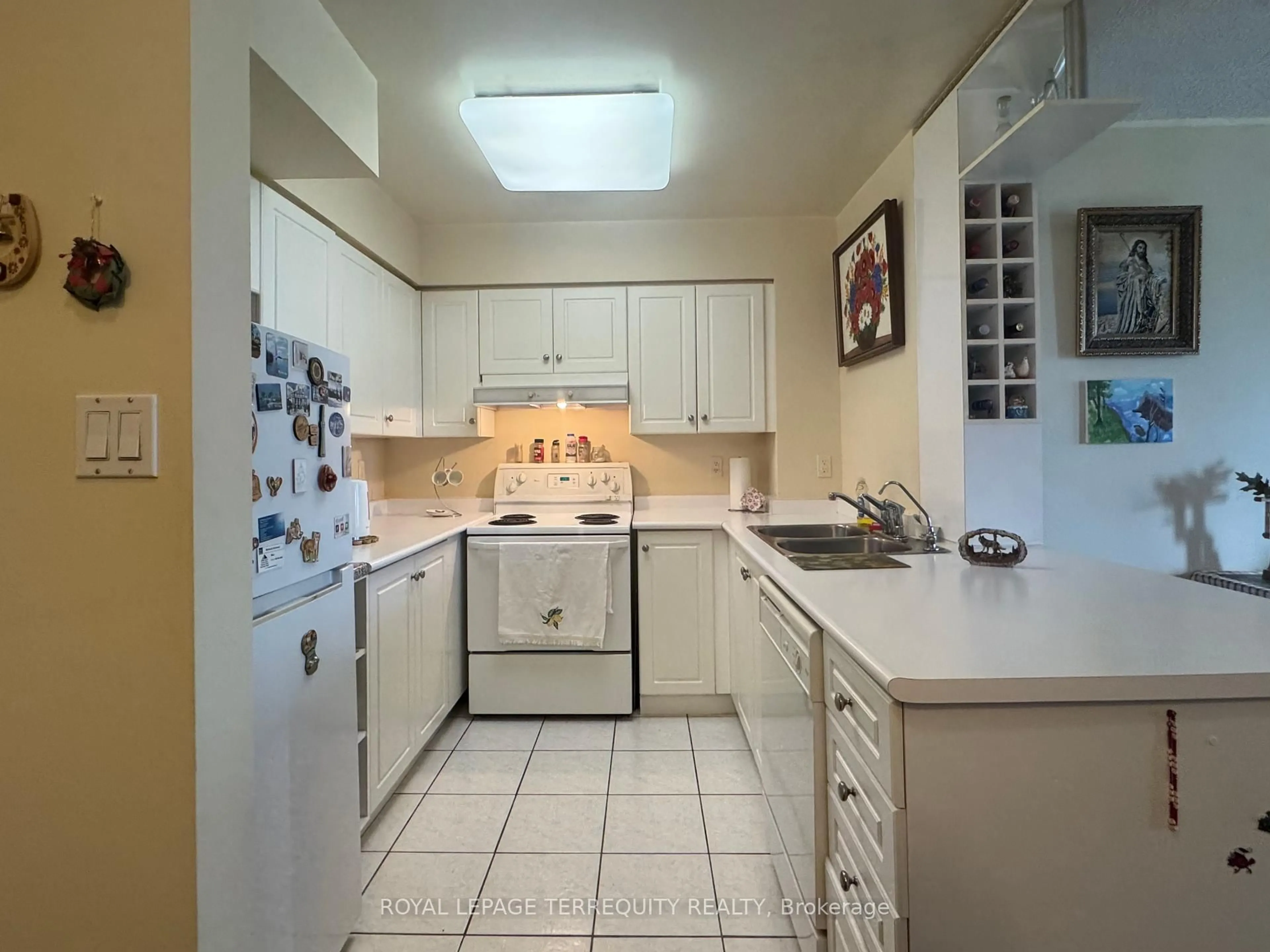 Standard kitchen, ceramic/tile floor for 19 Northern Heights Dr #508, Richmond Hill Ontario L4B 4M4