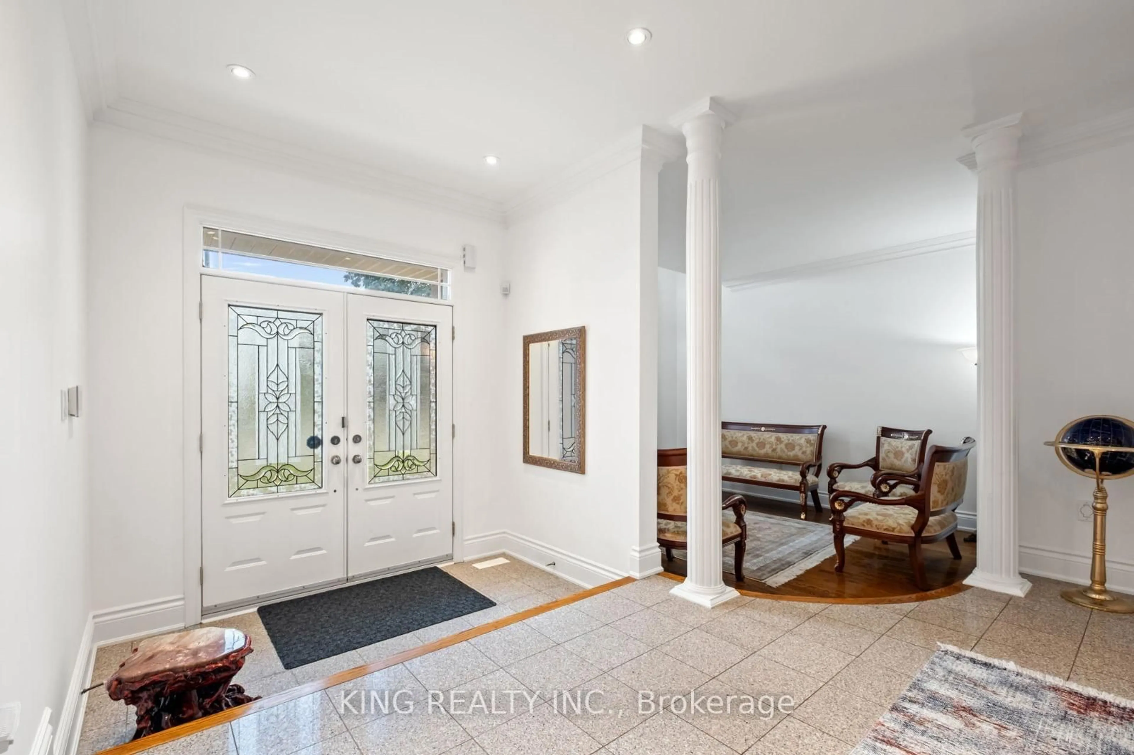 Indoor entryway for 212 19th Ave, Richmond Hill Ontario L4E 3P6