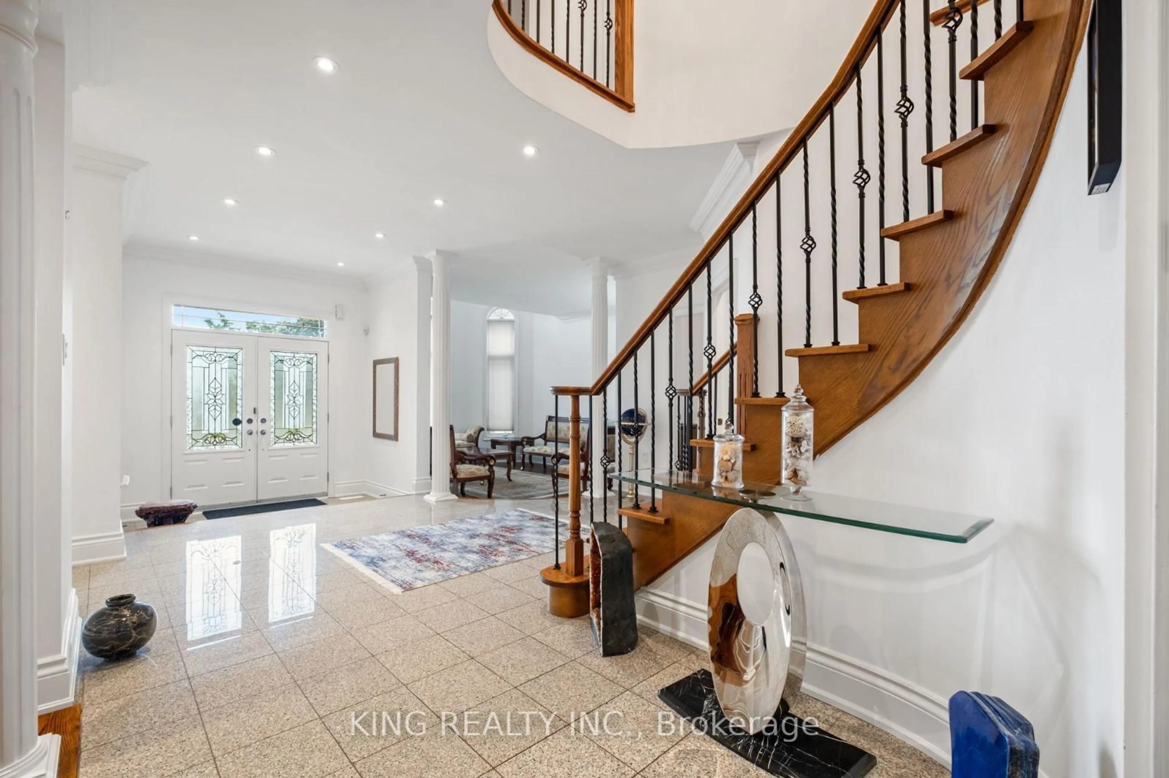 Indoor foyer for 212 19th Ave, Richmond Hill Ontario L4E 3P6