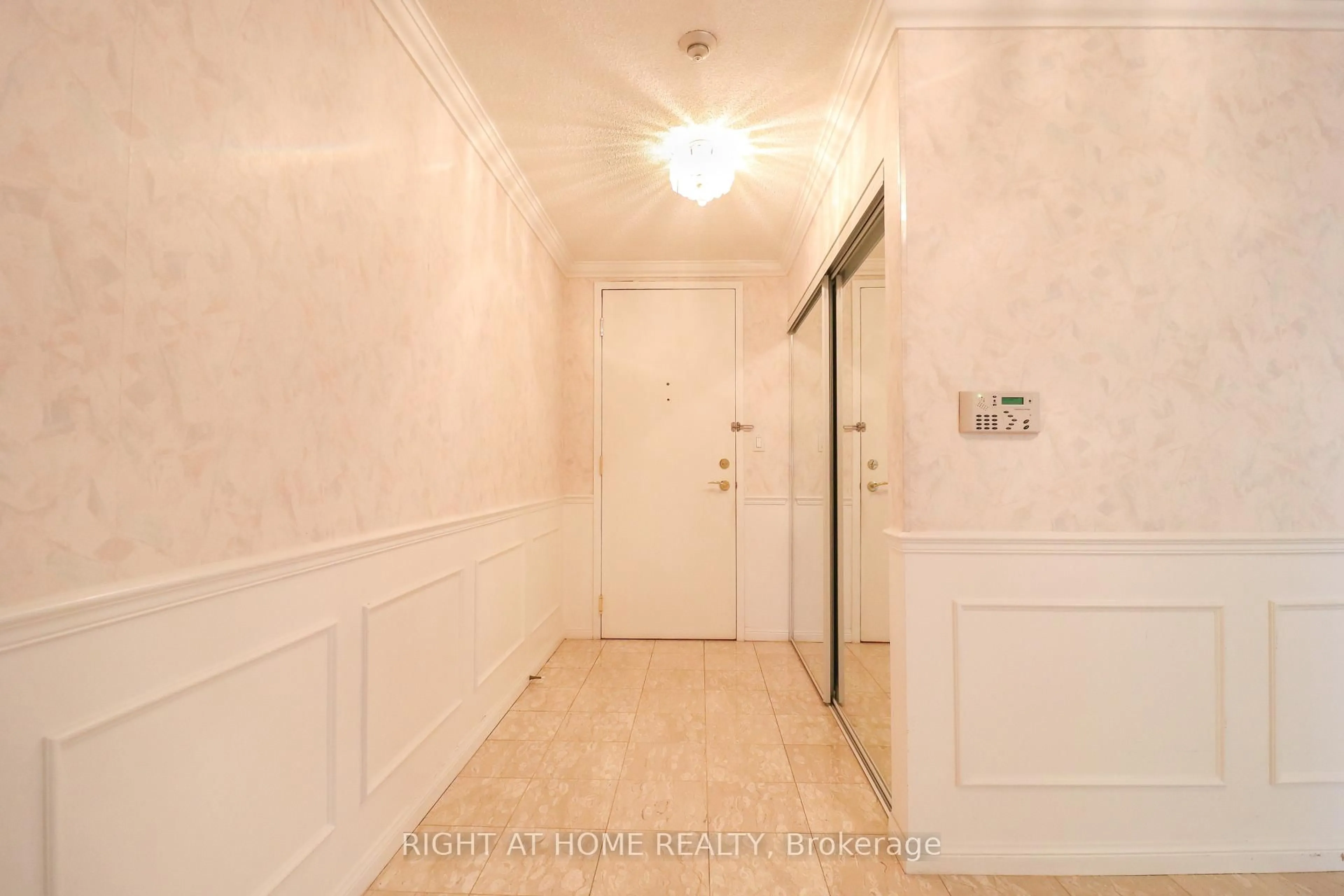 Indoor foyer for 610 Bullock Dr #415, Markham Ontario L3R 0G1