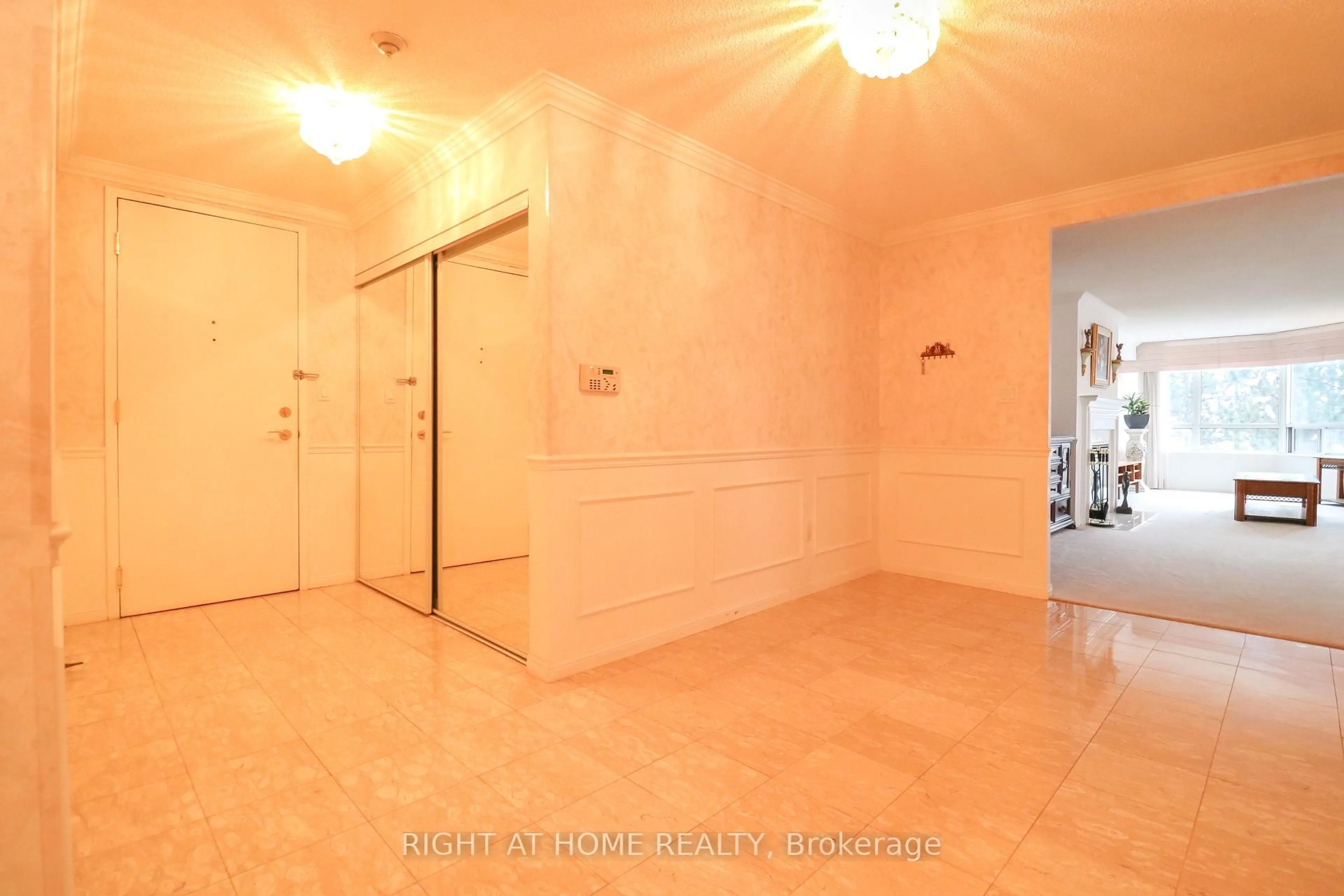 Indoor foyer for 610 Bullock Dr #415, Markham Ontario L3R 0G1