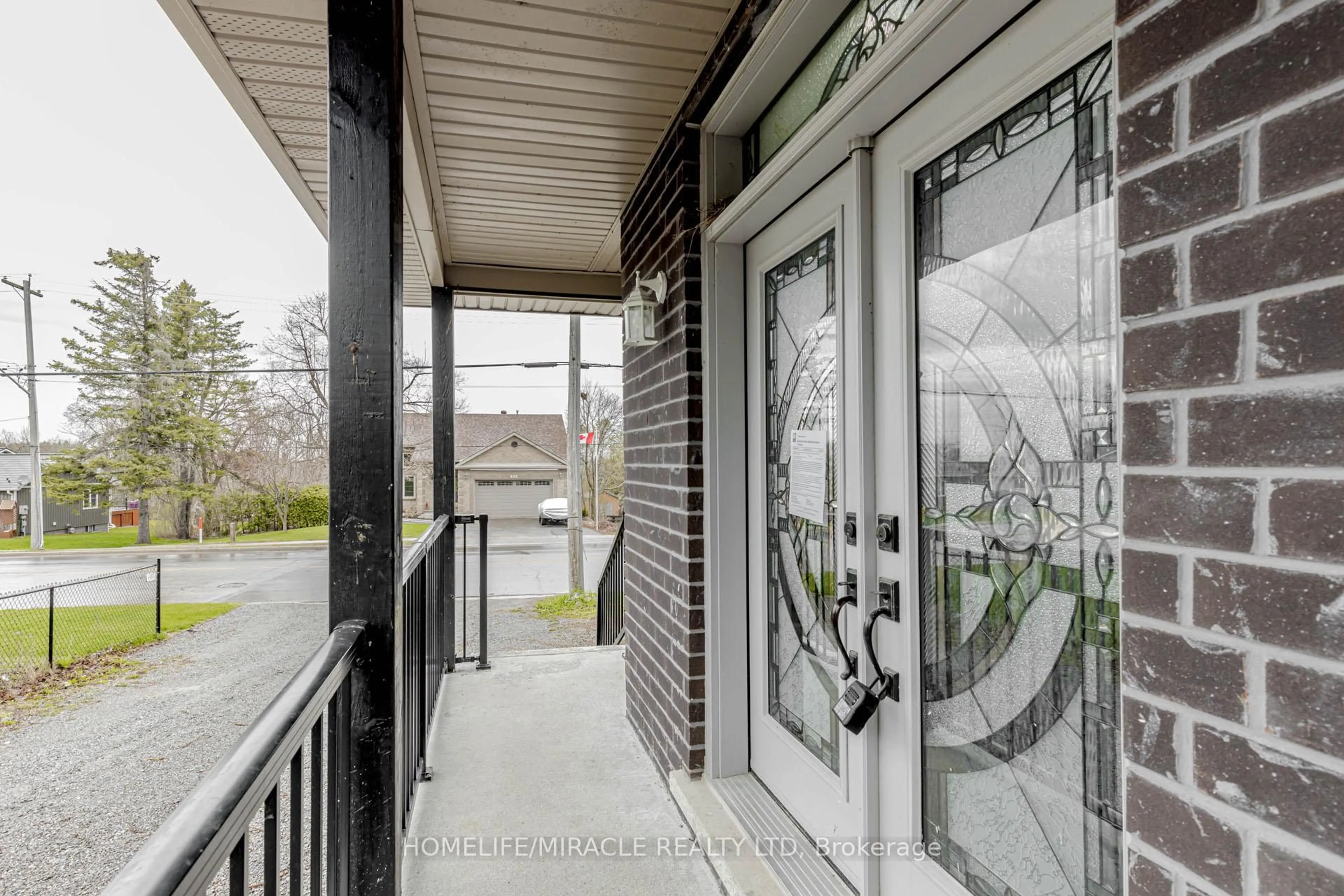 Indoor entryway for 637 Simcoe St, Brock Ontario L0K 1A0