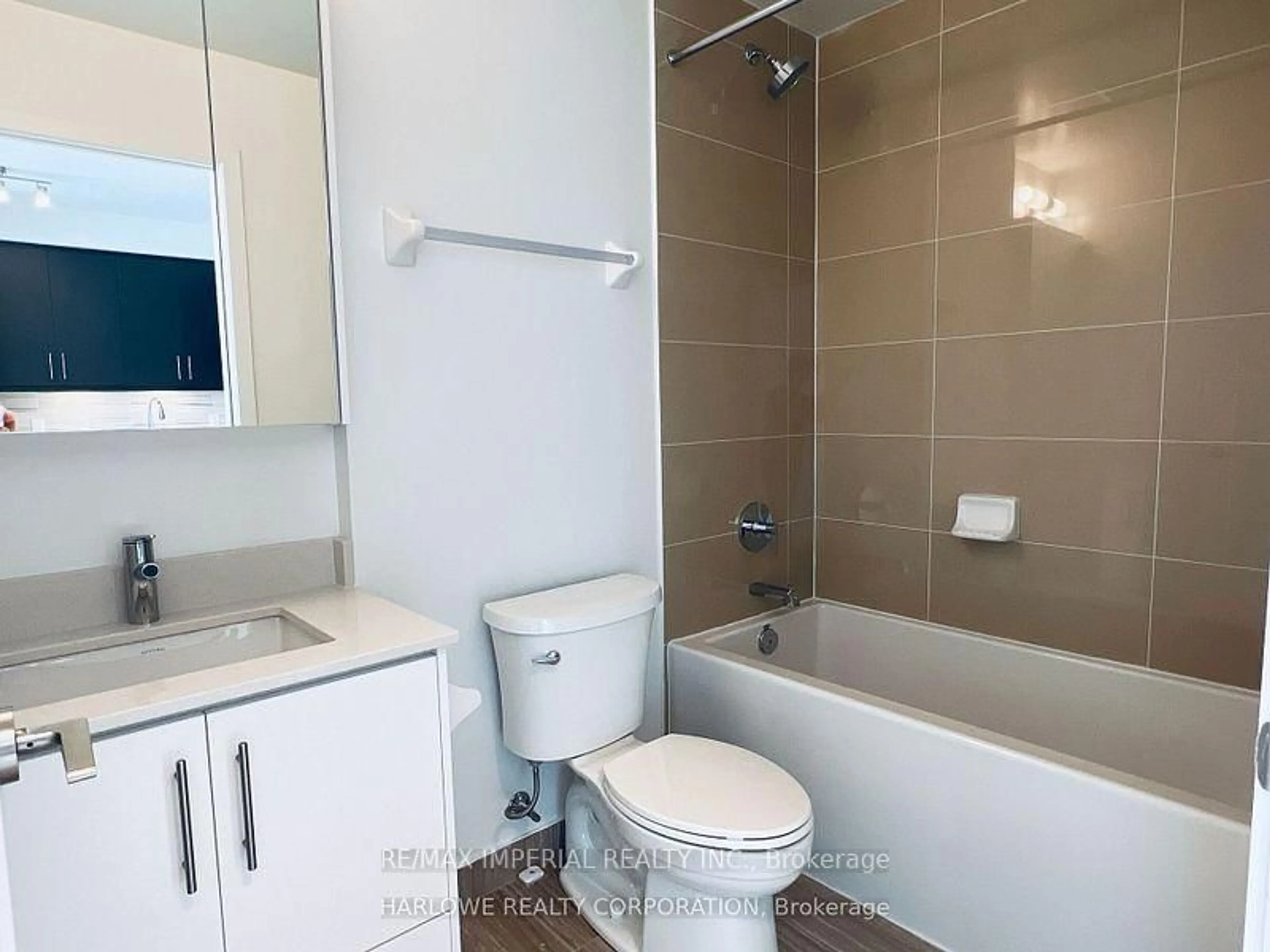 Standard bathroom, ceramic/tile floor for 95 Oneida Cres #2207, Richmond Hill Ontario L4B 0H5