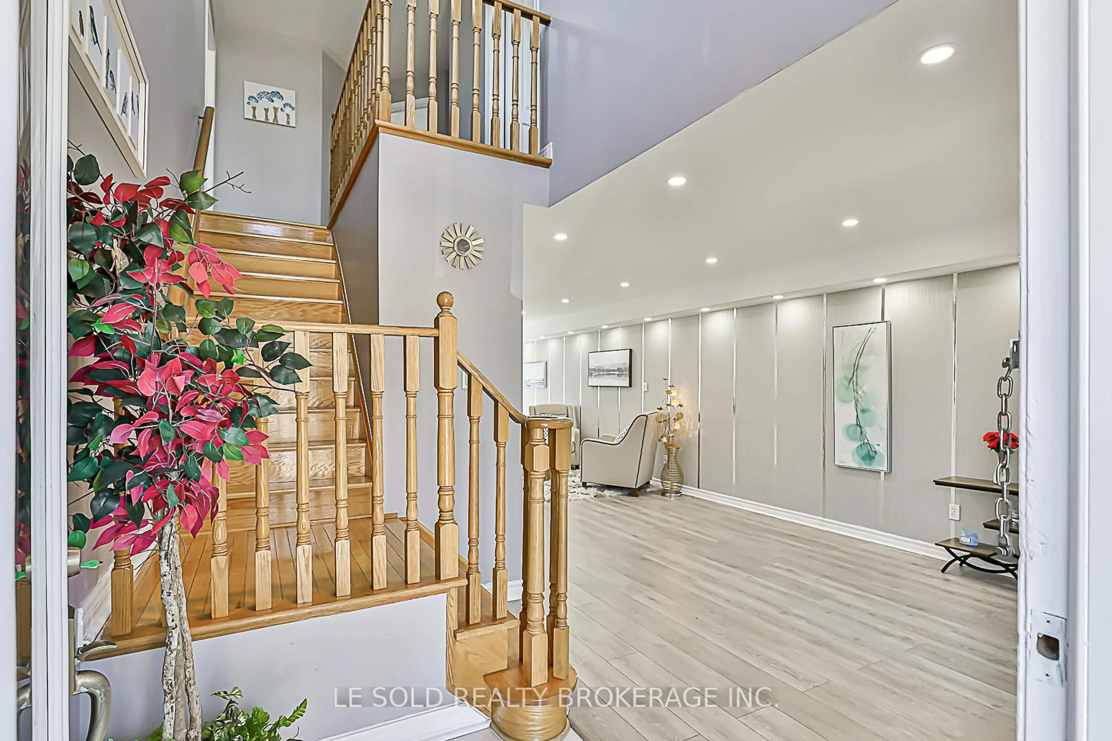 Indoor foyer for 123 Flagstone Way, Newmarket Ontario L3X 2Z8
