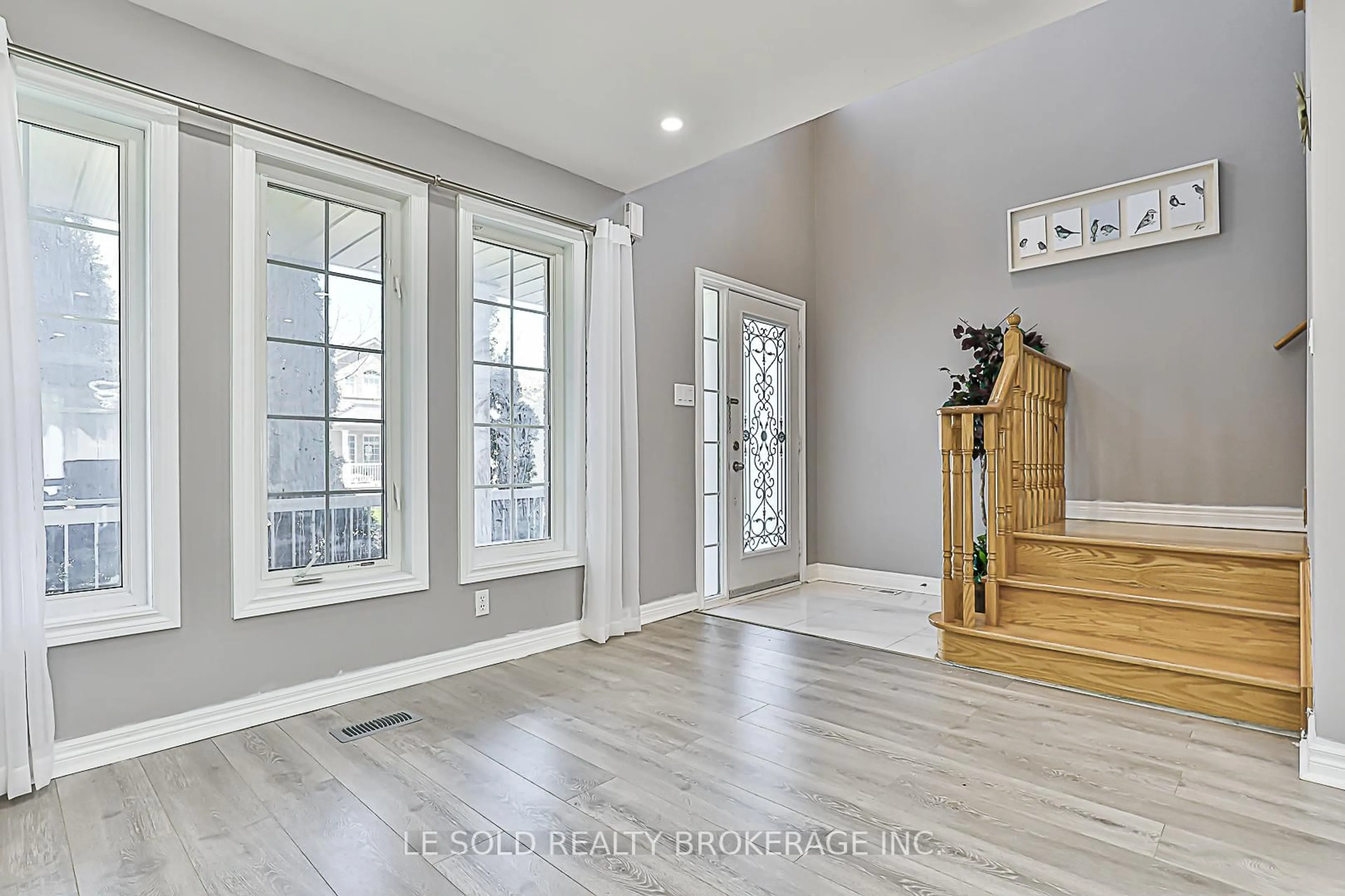Indoor entryway for 123 Flagstone Way, Newmarket Ontario L3X 2Z8