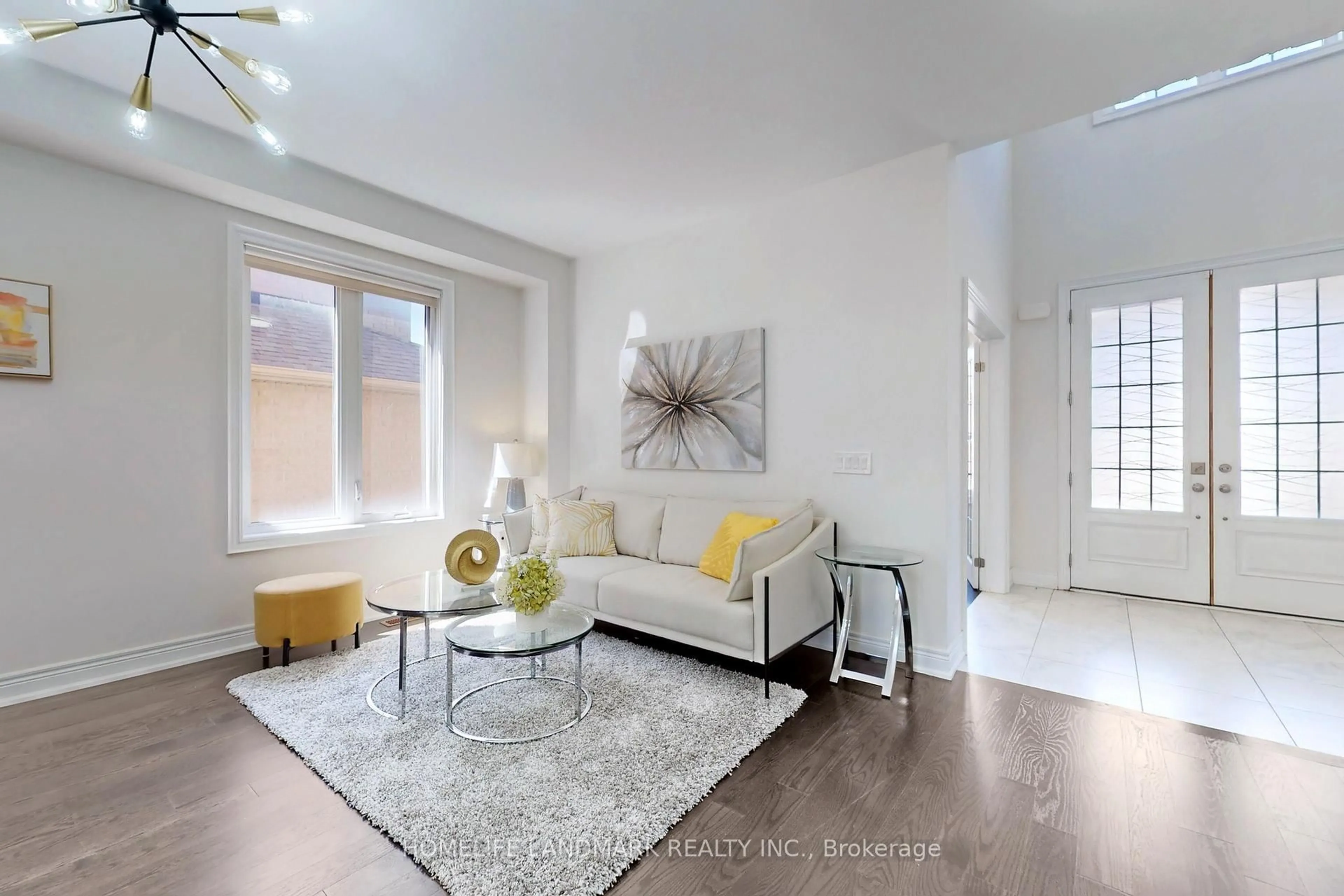 Living room with furniture, unknown for 29 Clifford Fairbarn Dr, East Gwillimbury Ontario L9N 0S1