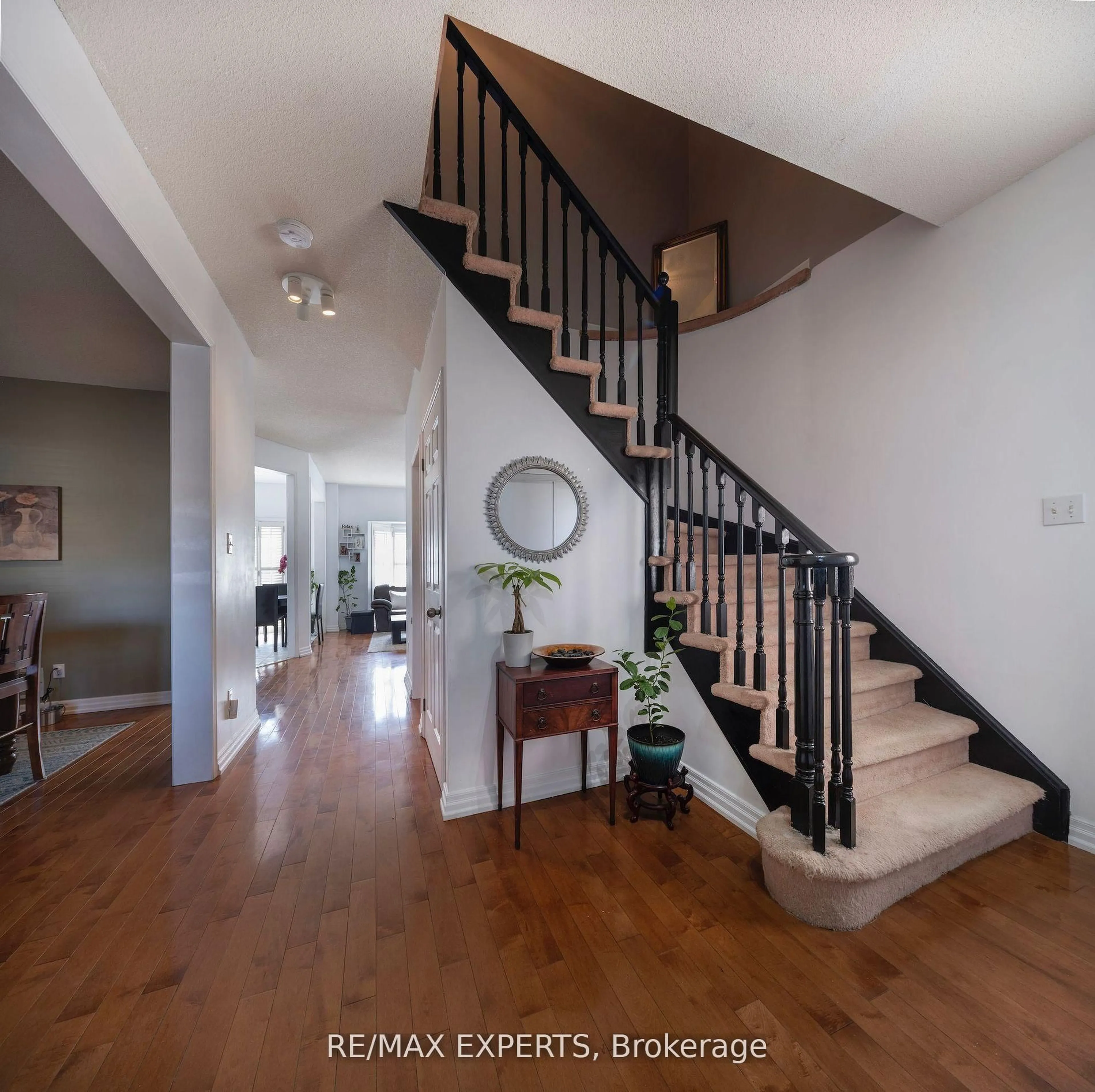 Indoor foyer for 272 Hoover Park Dr, Whitchurch-Stouffville Ontario L4A 1K9