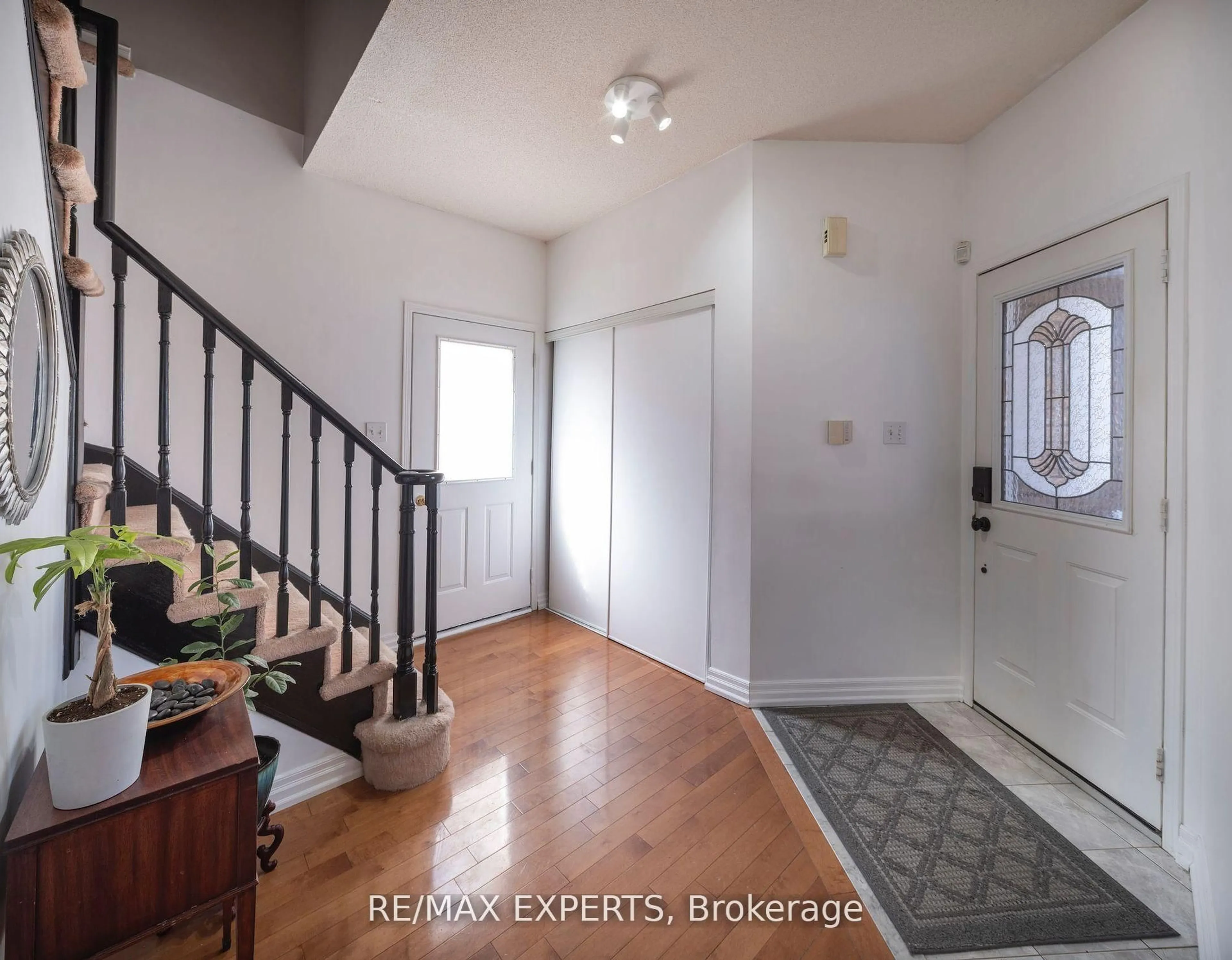 Indoor entryway for 272 Hoover Park Dr, Whitchurch-Stouffville Ontario L4A 1K9