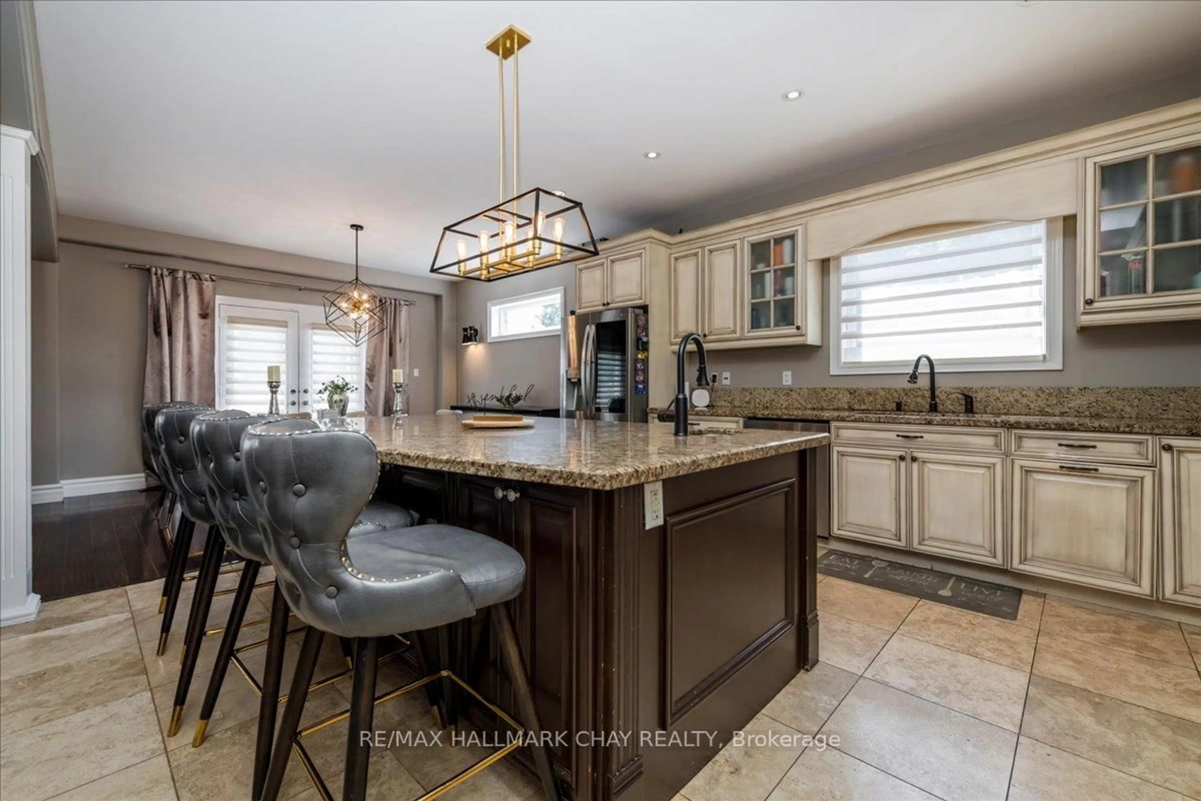 Open concept kitchen, ceramic/tile floor for 49 Hamilton Dr, Newmarket Ontario L3Y 3E7