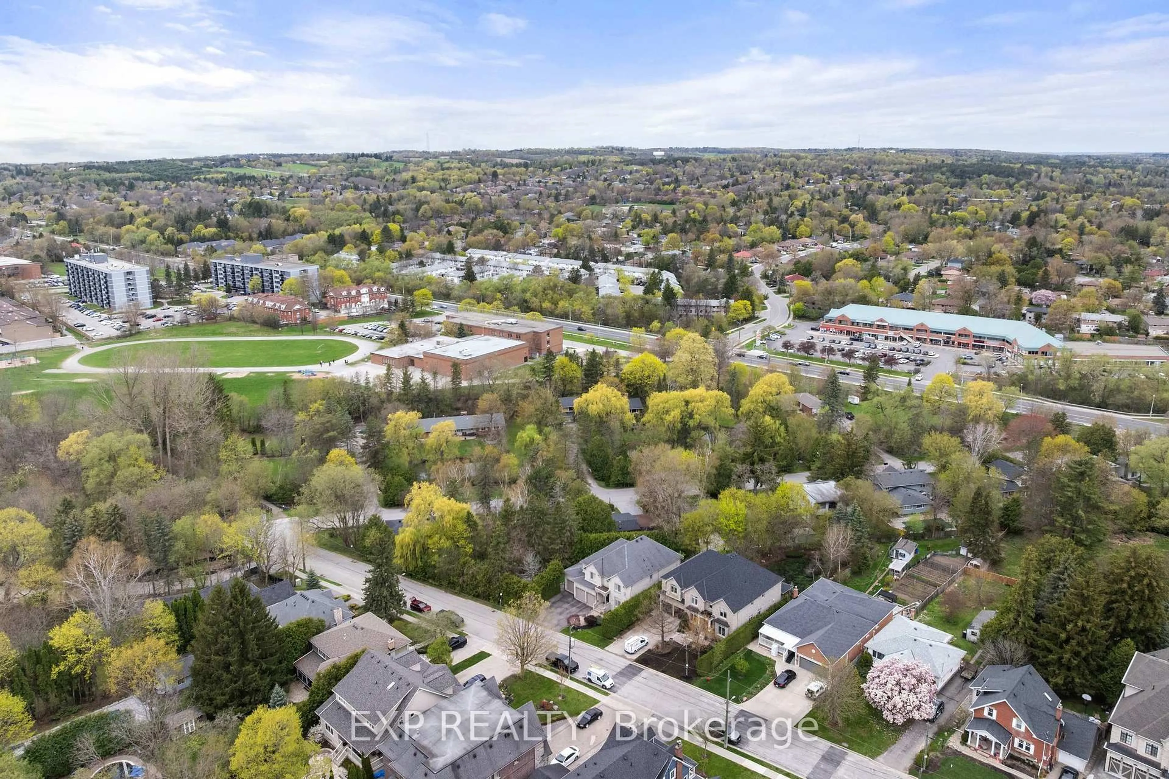 A pic from outside/outdoor area/front of a property/back of a property/a pic from drone, street for 112 Tyler St, Aurora Ontario L4G 2N3