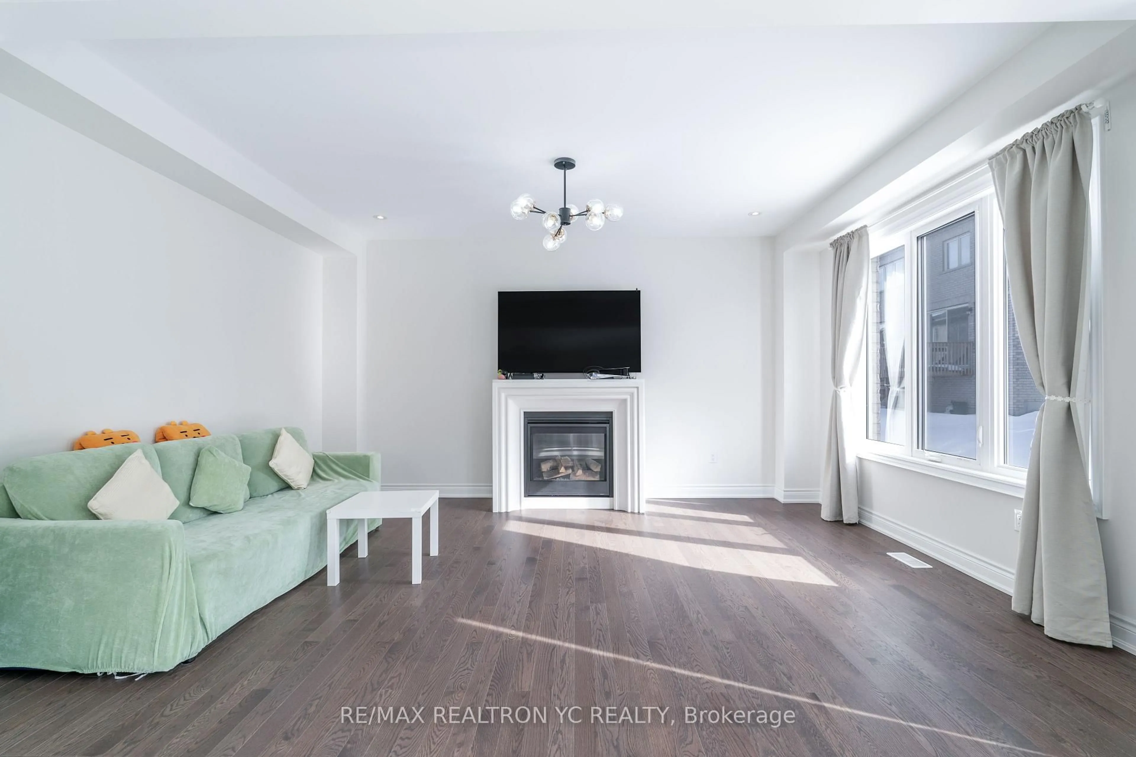 Living room with furniture, wood/laminate floor for 17 Hitching Post Lane, Georgina Ontario L4P 0H9