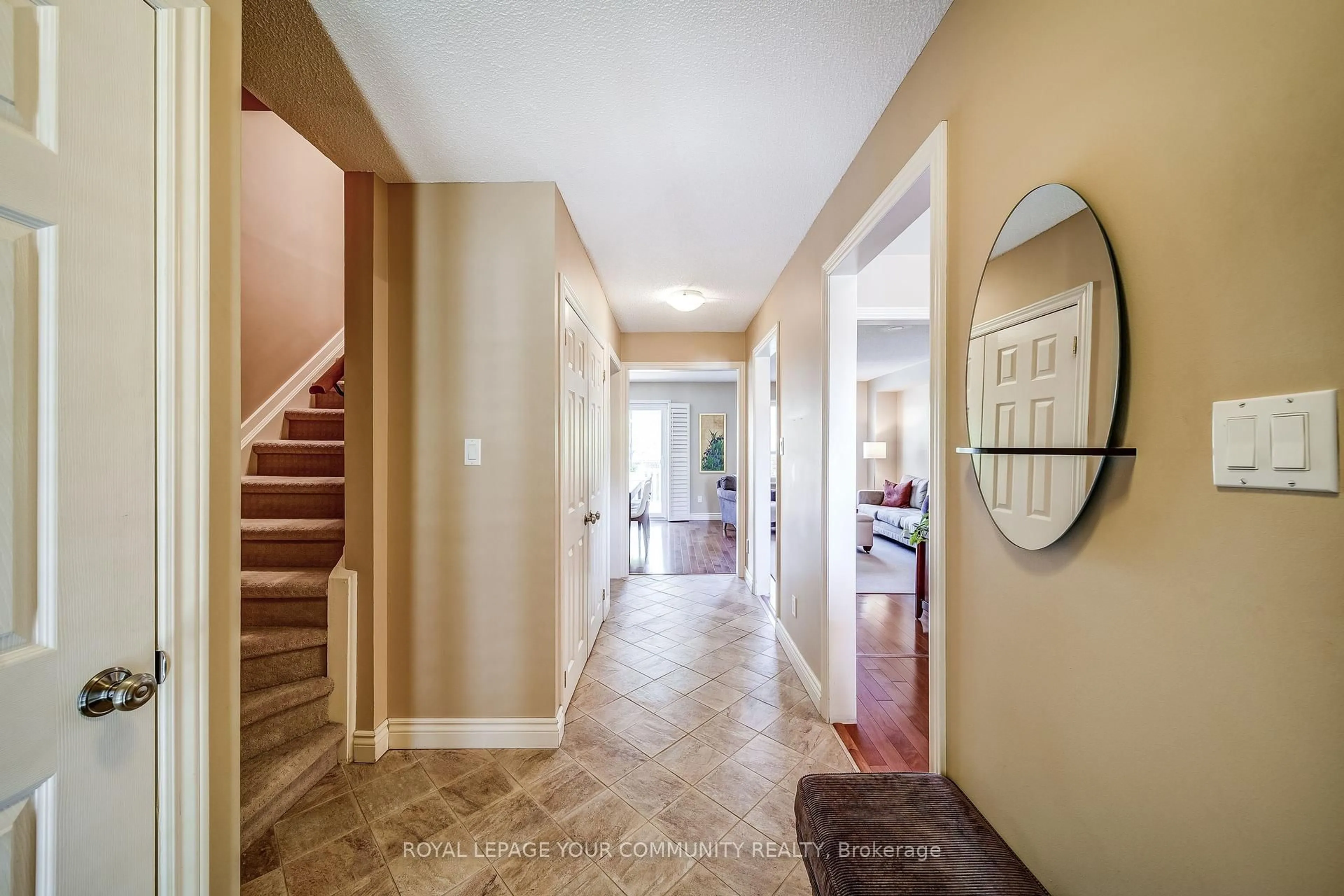 Indoor entryway for 115 Avenue Rd #10, Richmond Hill Ontario L4C 9N2