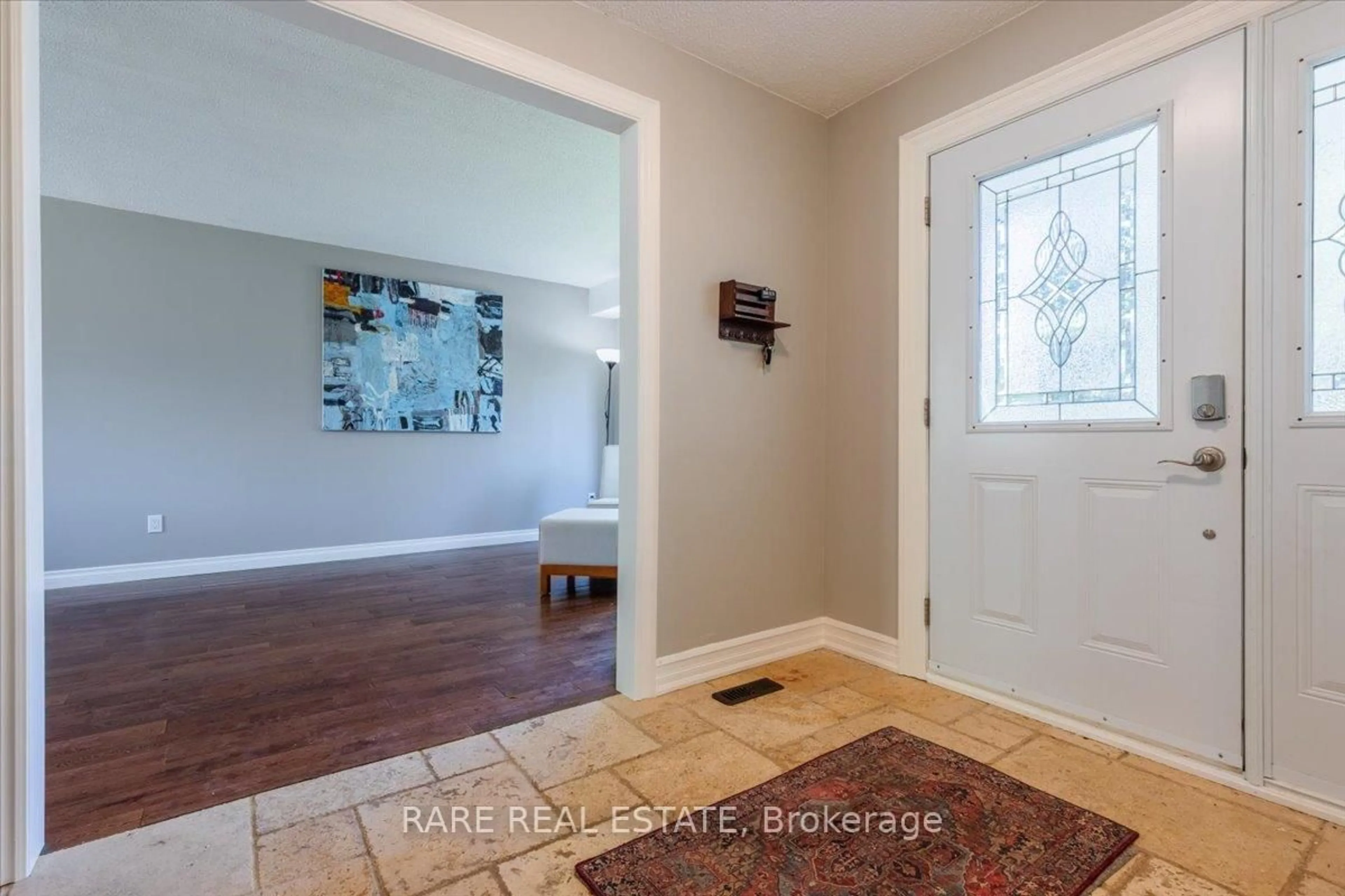 Indoor entryway for 996 Maclean St, Innisfil Ontario L9S 1V8