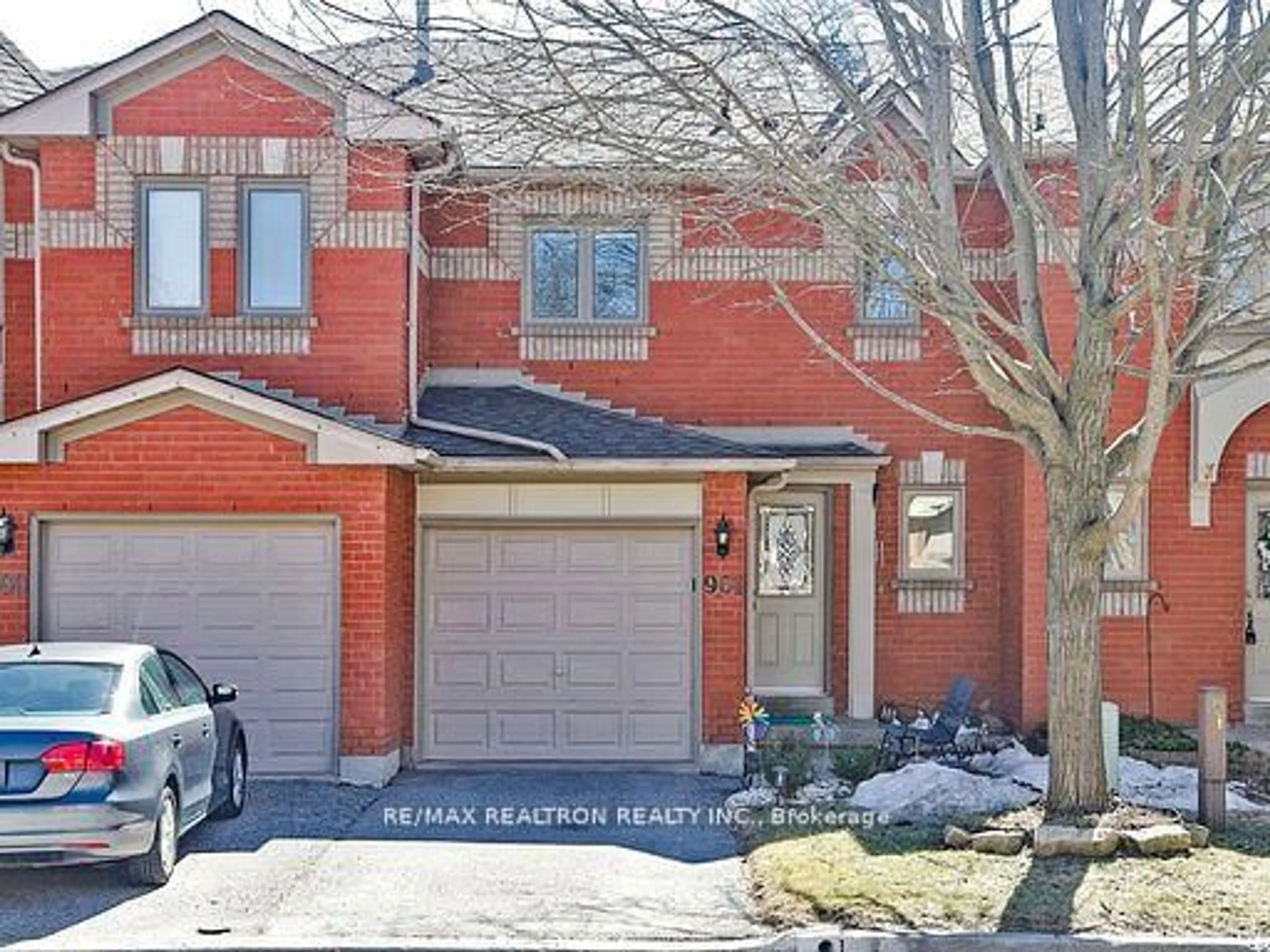 Home with brick exterior material, street for 901 Caribou Valley Circ, Newmarket Ontario L3X 1W9