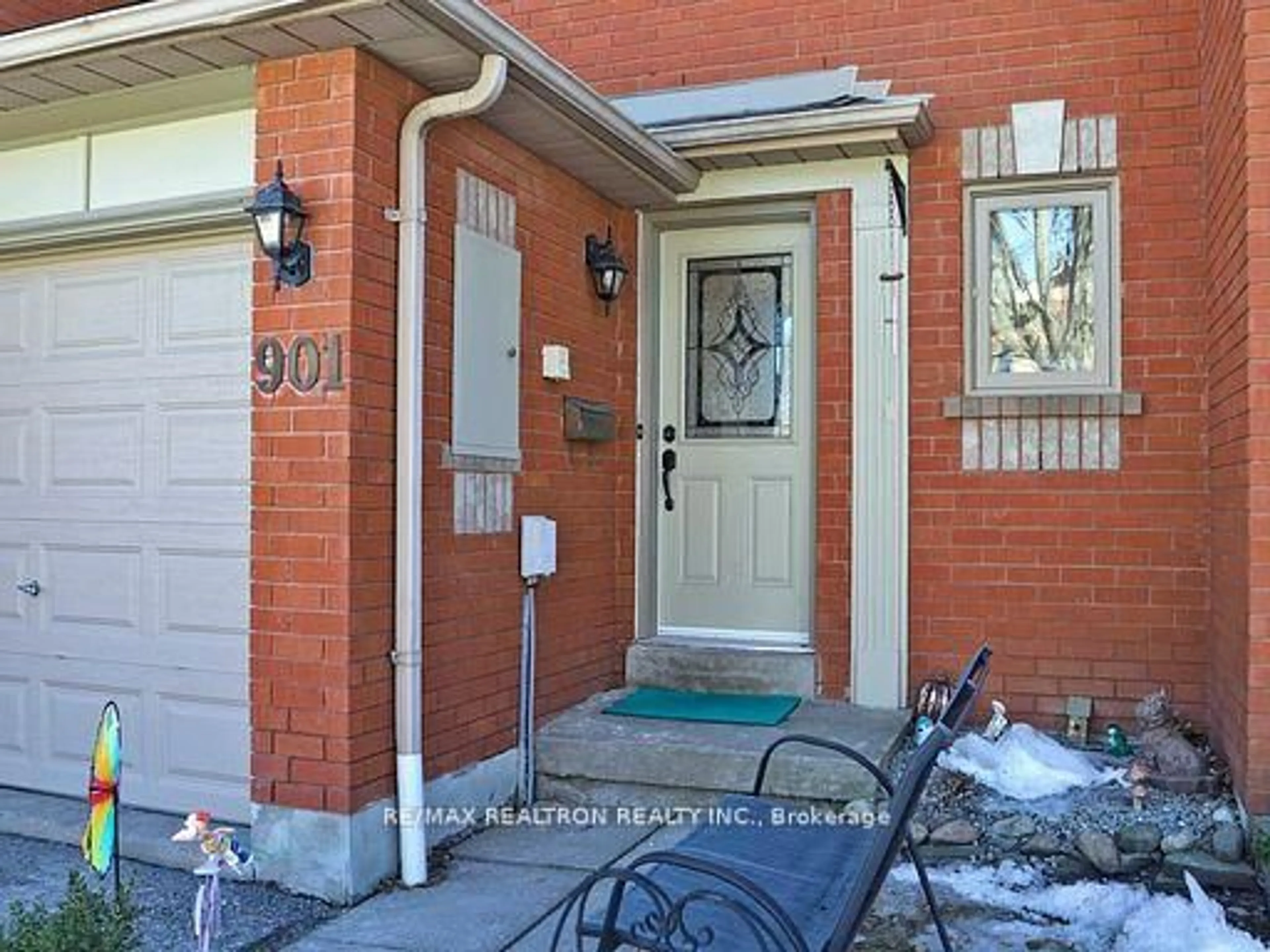 Indoor entryway for 901 Caribou Valley Circ, Newmarket Ontario L3X 1W9