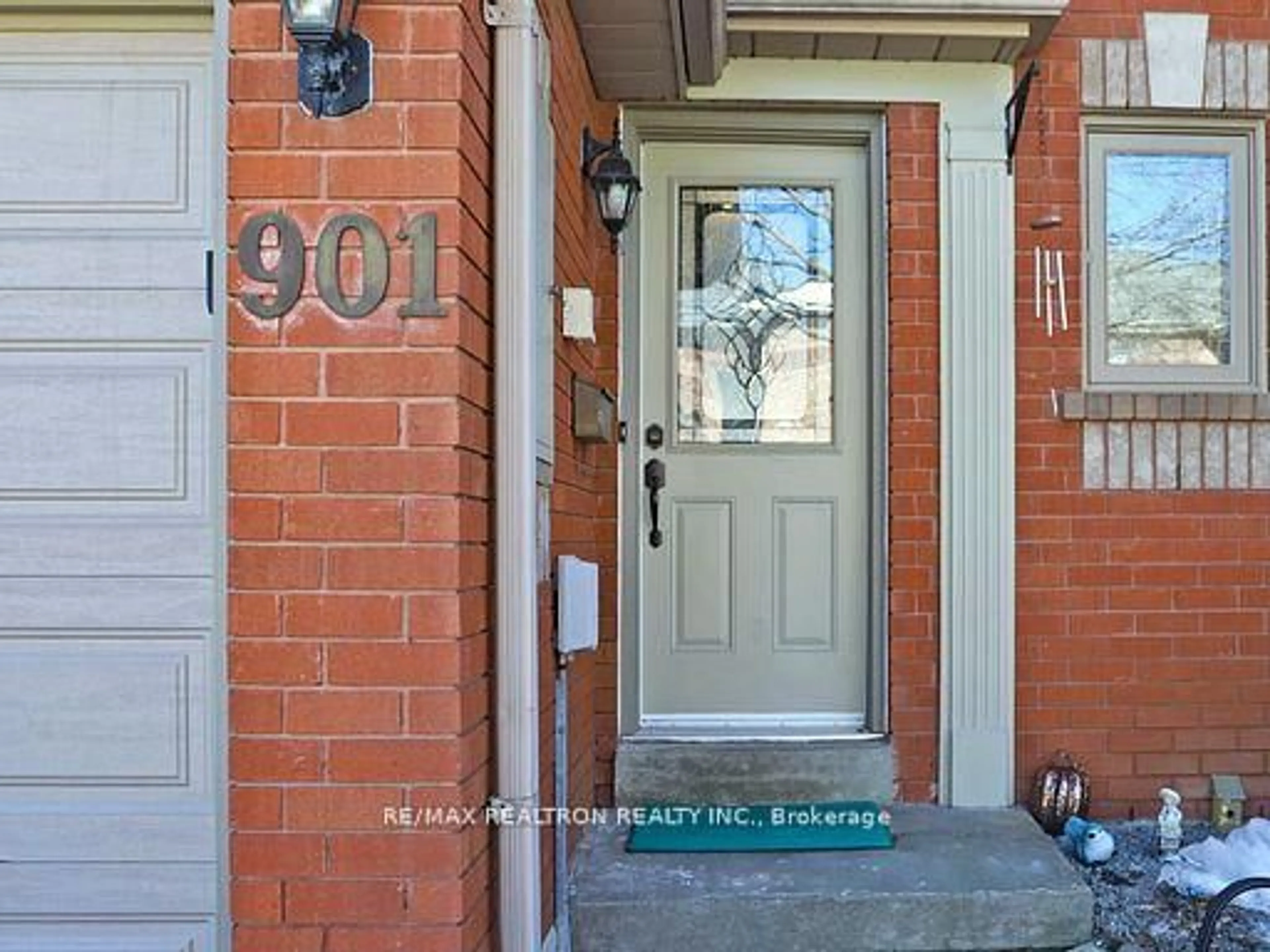 Indoor entryway for 901 Caribou Valley Circ, Newmarket Ontario L3X 1W9