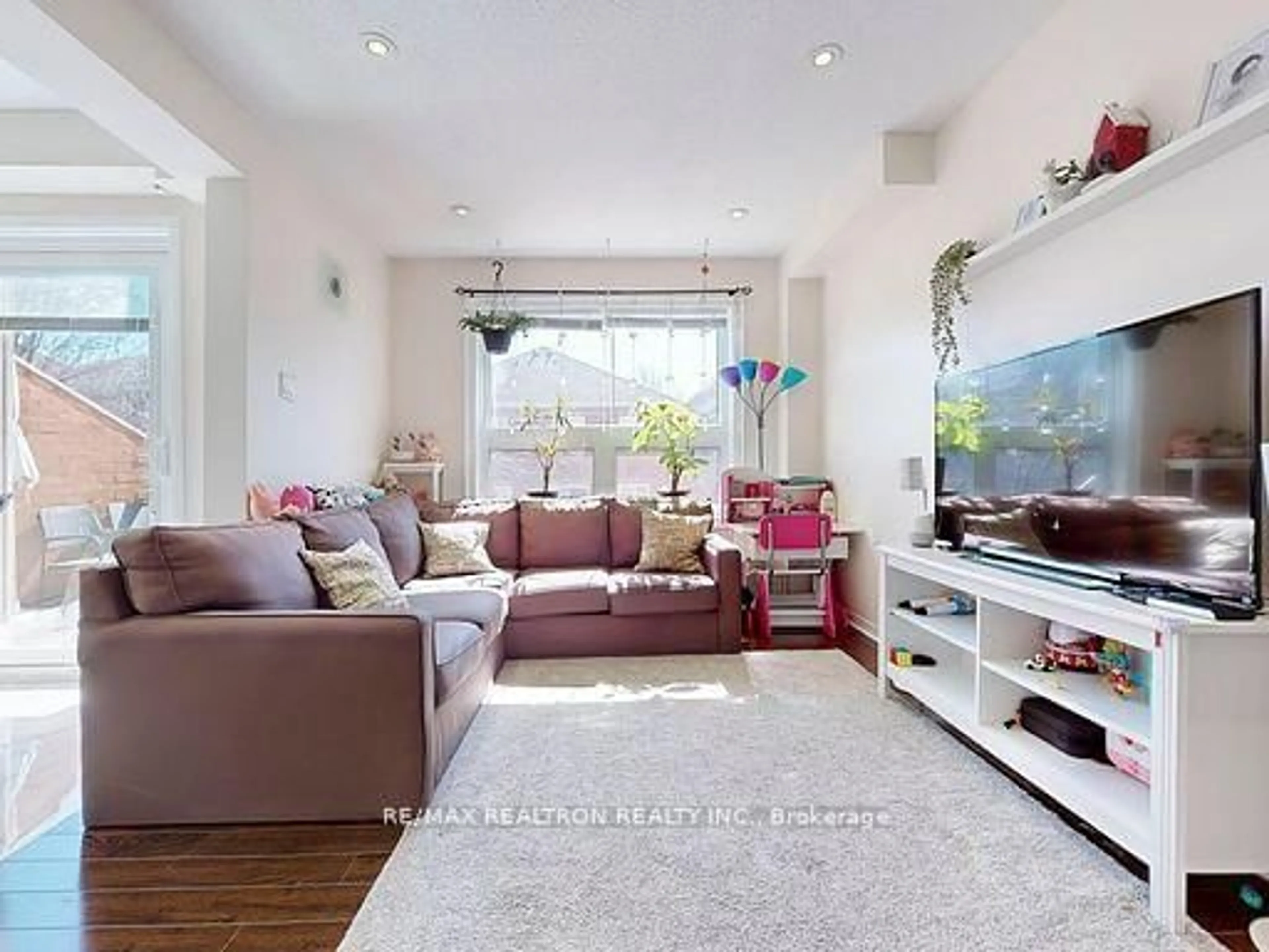 Living room with furniture, unknown for 901 Caribou Valley Circ, Newmarket Ontario L3X 1W9