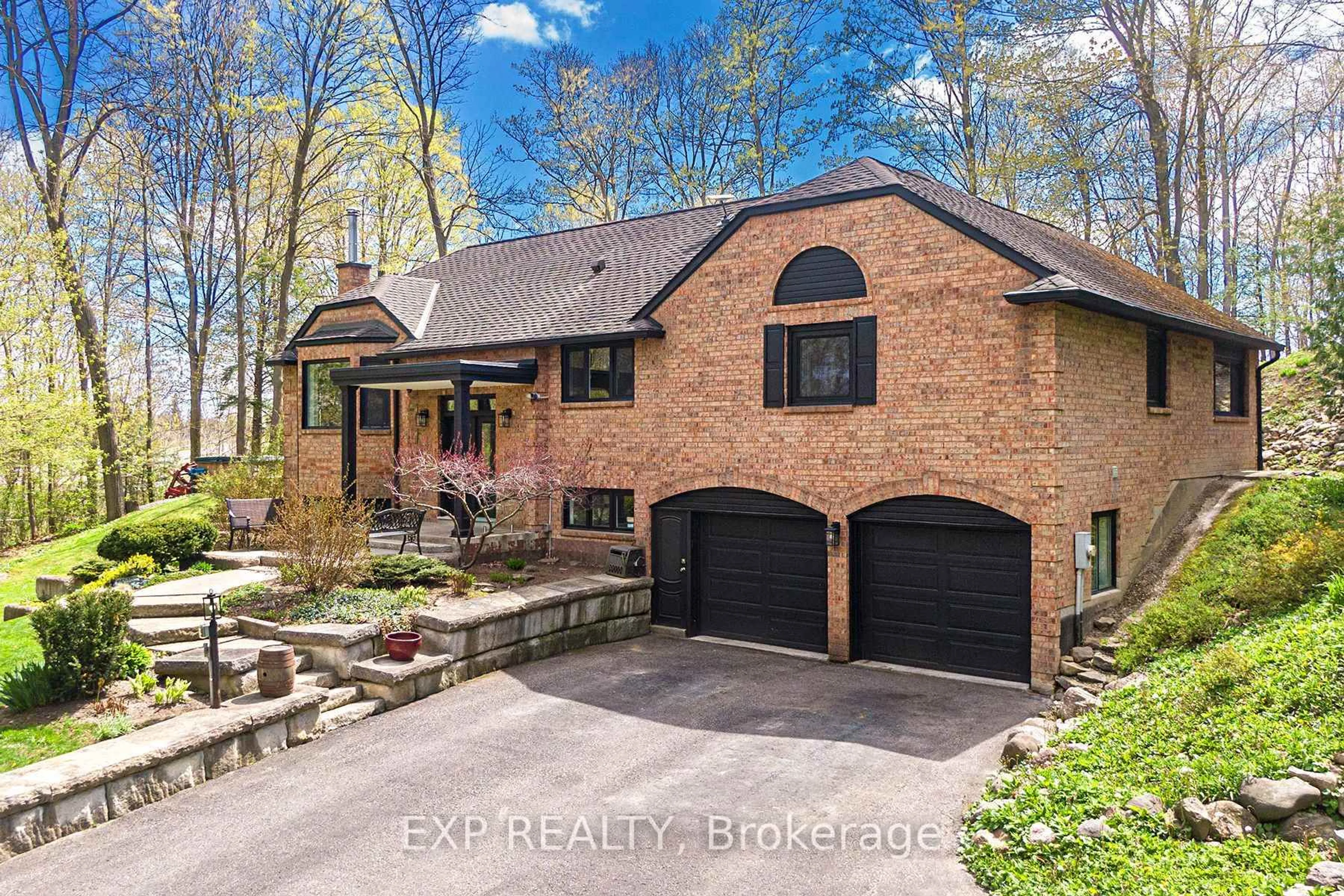 Home with brick exterior material, street for 7 Valley Tr, East Gwillimbury Ontario L3Y 4V8