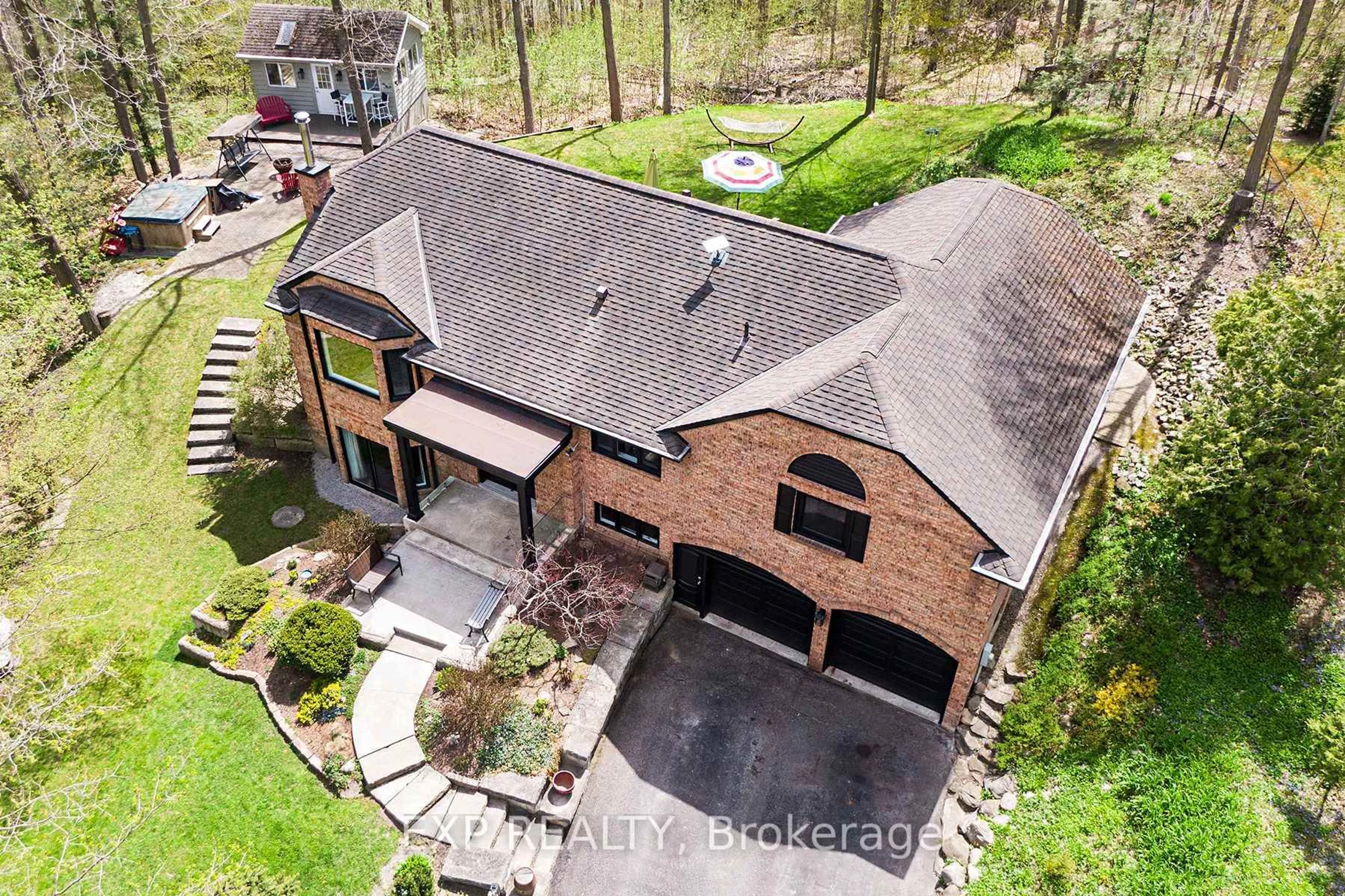 A pic from outside/outdoor area/front of a property/back of a property/a pic from drone, unknown for 7 Valley Tr, East Gwillimbury Ontario L3Y 4V8