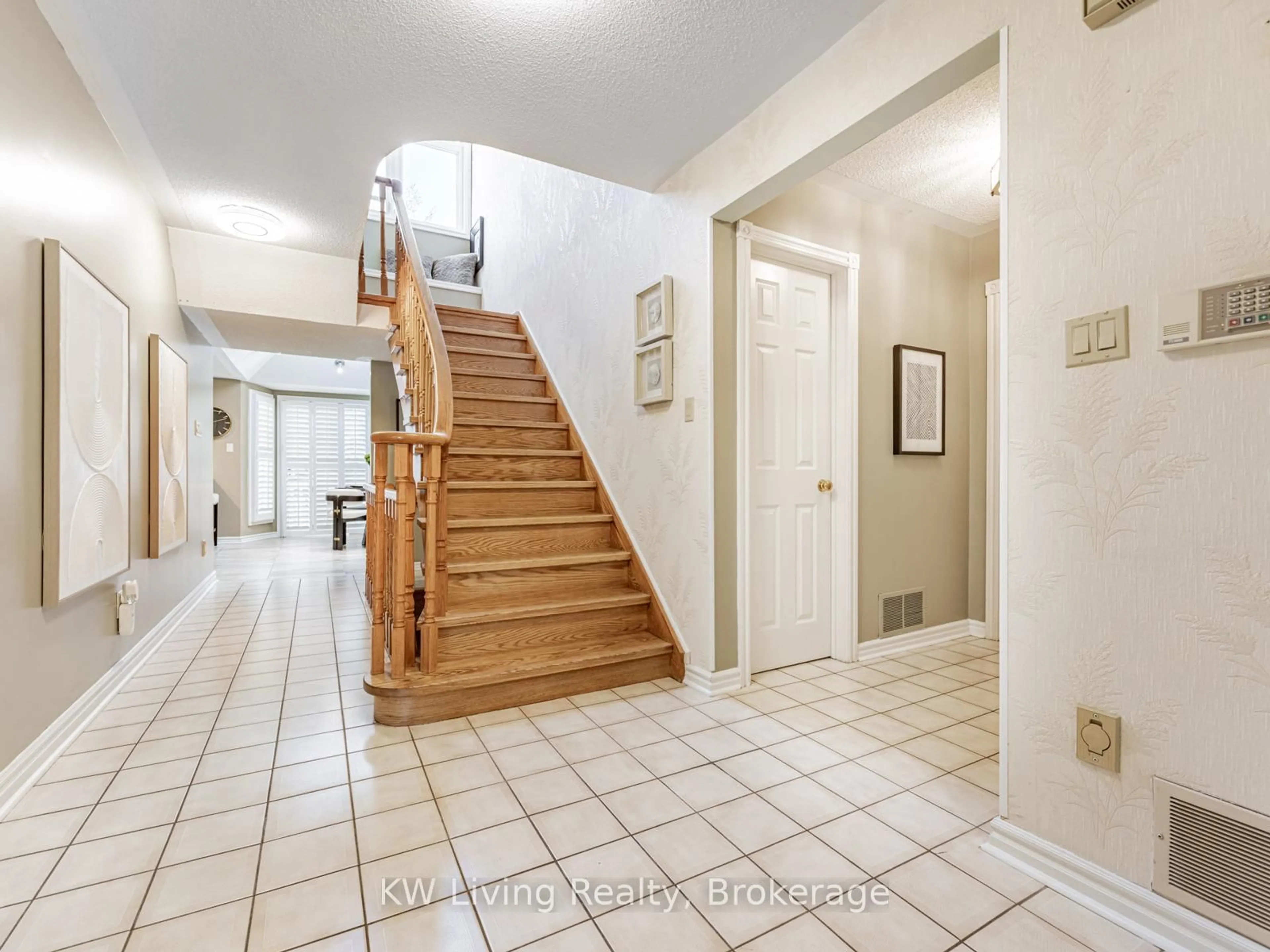 Indoor foyer for 6 Ellingwood Crt, Markham Ontario L3R 8A8