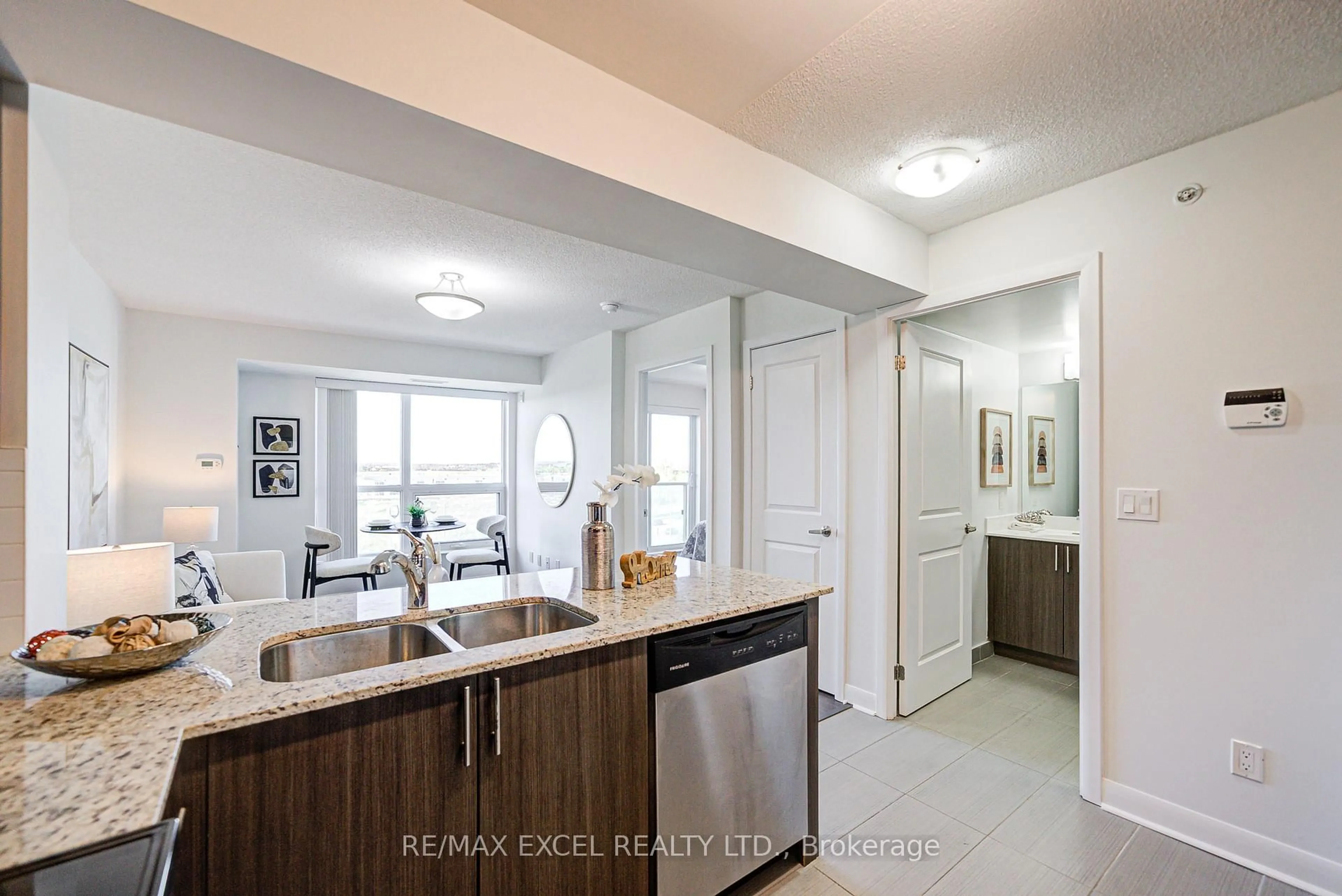 Open concept kitchen, ceramic/tile floor for 75 Norman Bethune Ave #619, Richmond Hill Ontario L4B 0B6