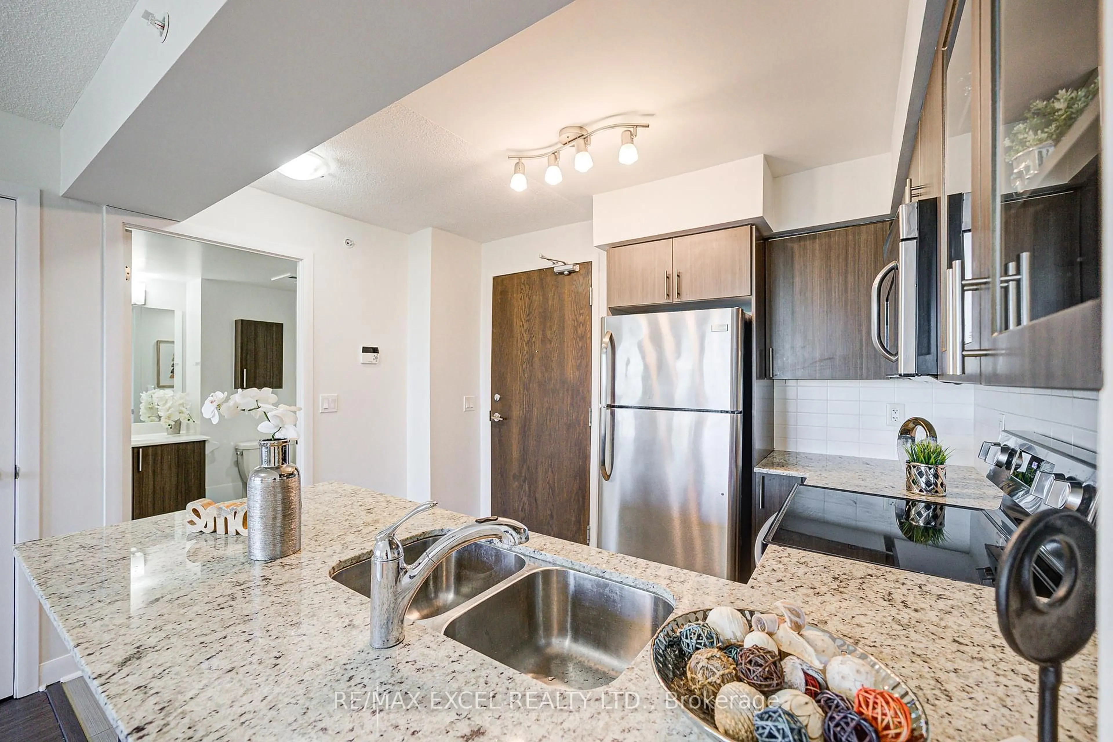 Open concept kitchen, ceramic/tile floor for 75 Norman Bethune Ave #619, Richmond Hill Ontario L4B 0B6
