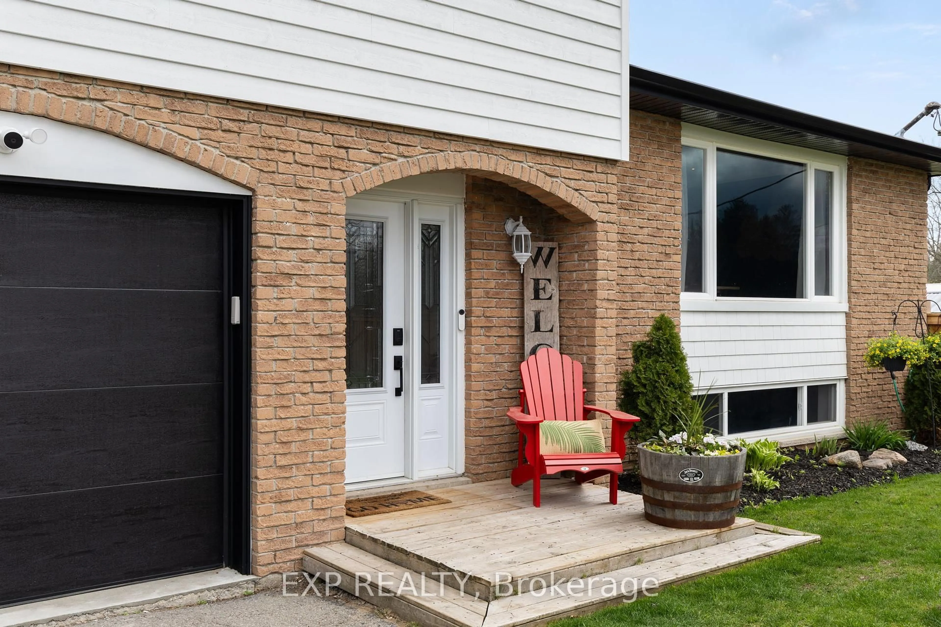 Home with brick exterior material, street for 39 Pete's Lane, Georgina Ontario L0E 1N0