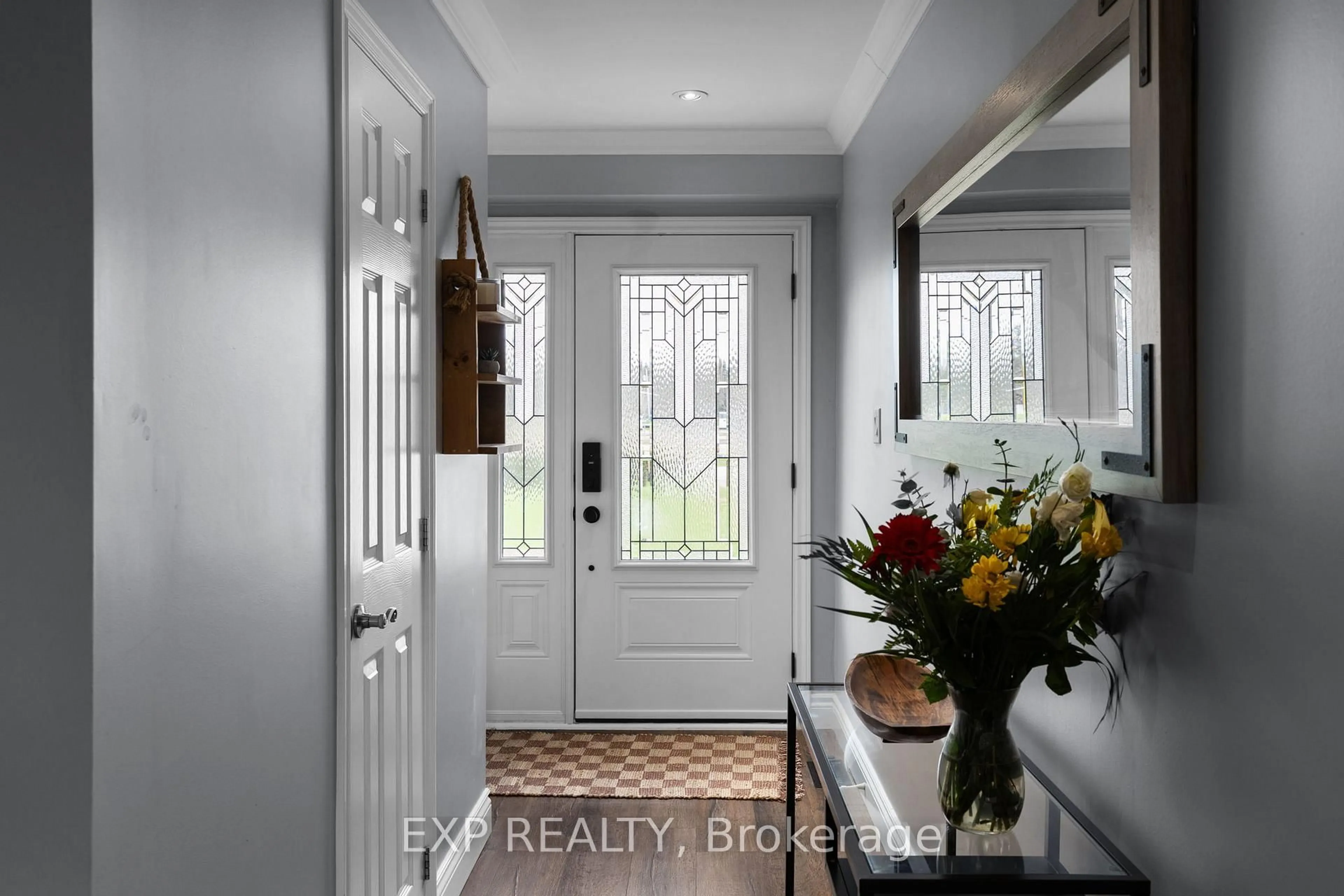 Indoor entryway for 39 Pete's Lane, Georgina Ontario L0E 1N0