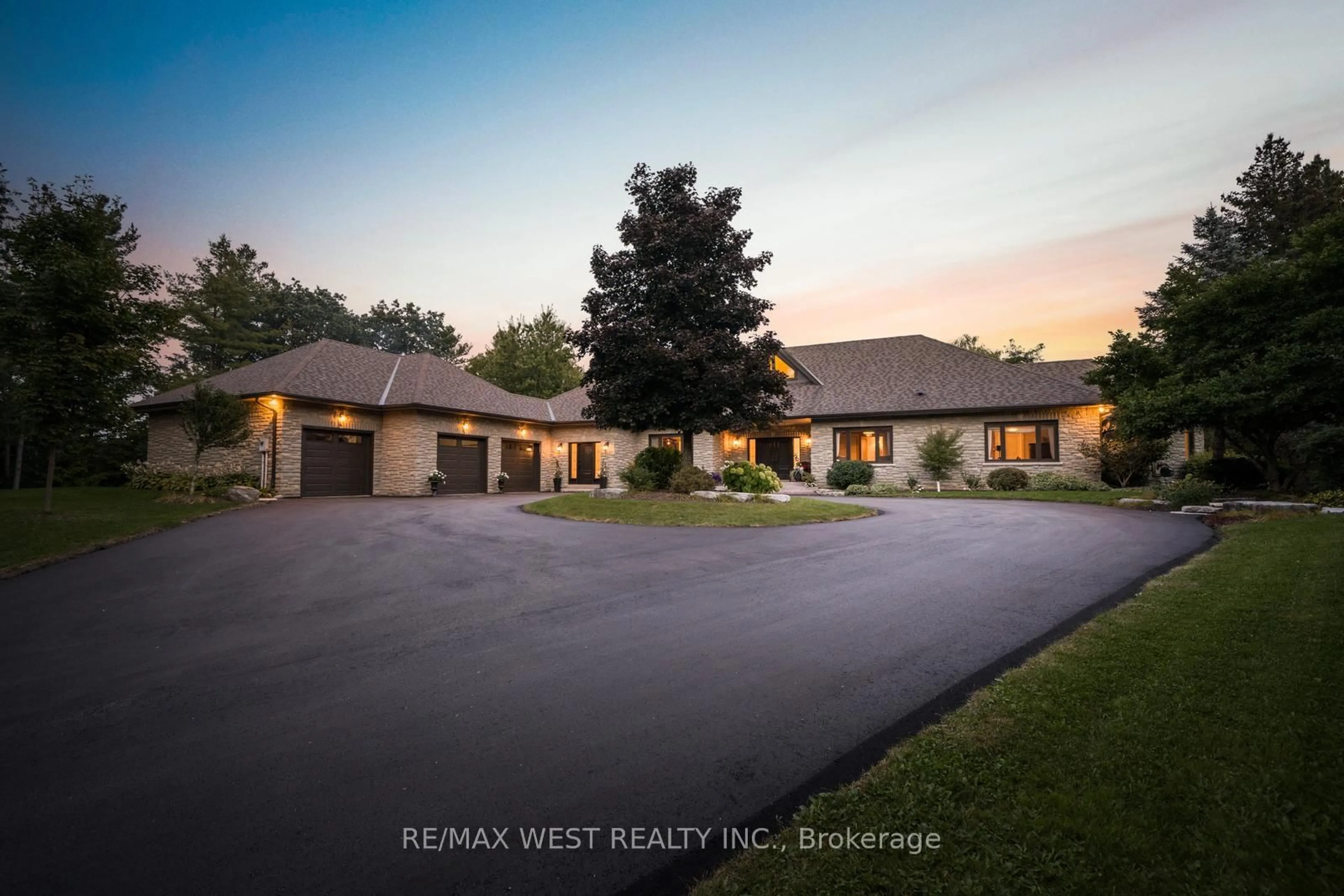 A pic from outside/outdoor area/front of a property/back of a property/a pic from drone, street for 5775 Kirby Rd, Vaughan Ontario L0J 1C0