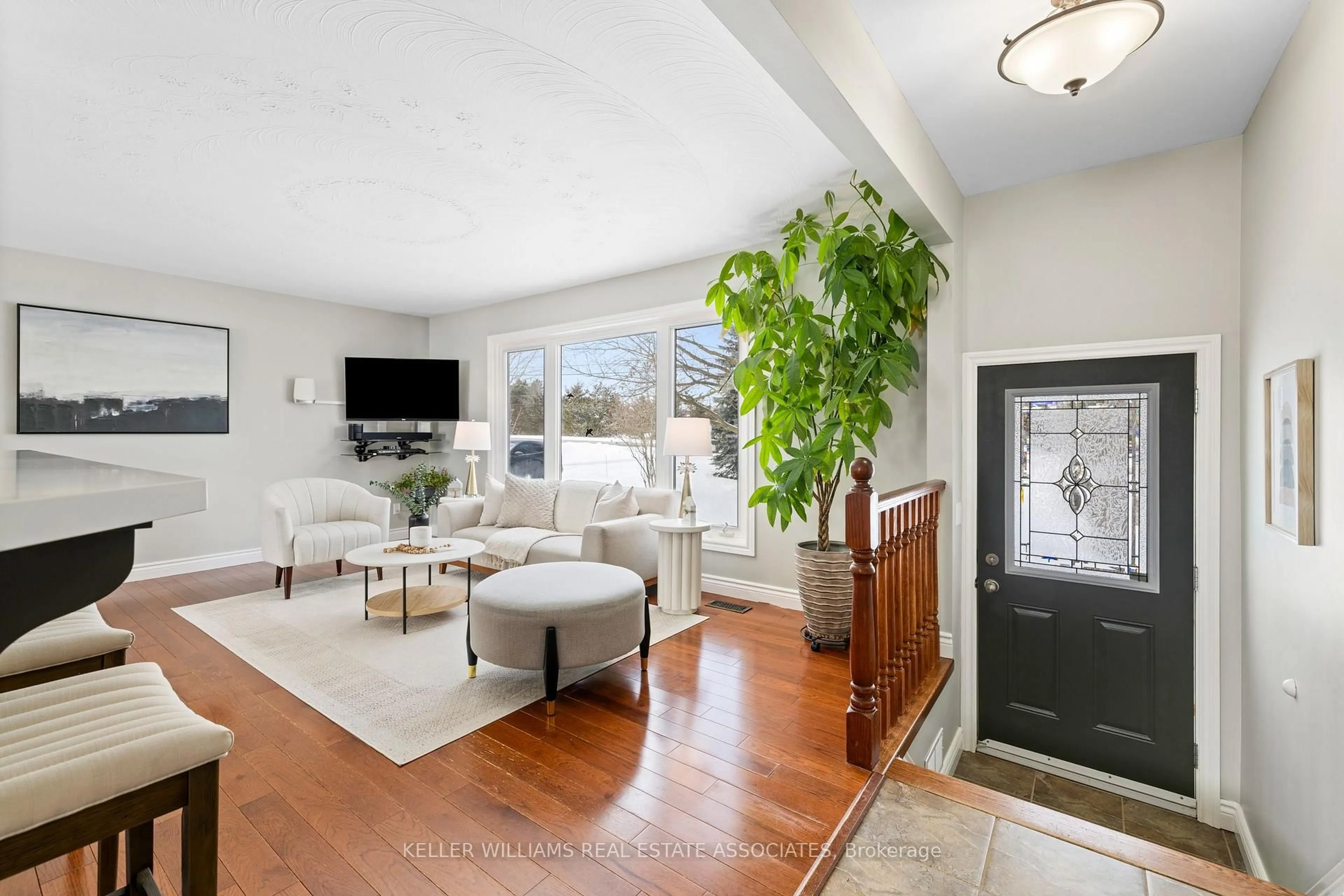 Living room with furniture, unknown for 1619 Killarney Beach Rd, Innisfil Ontario L0L 1W0