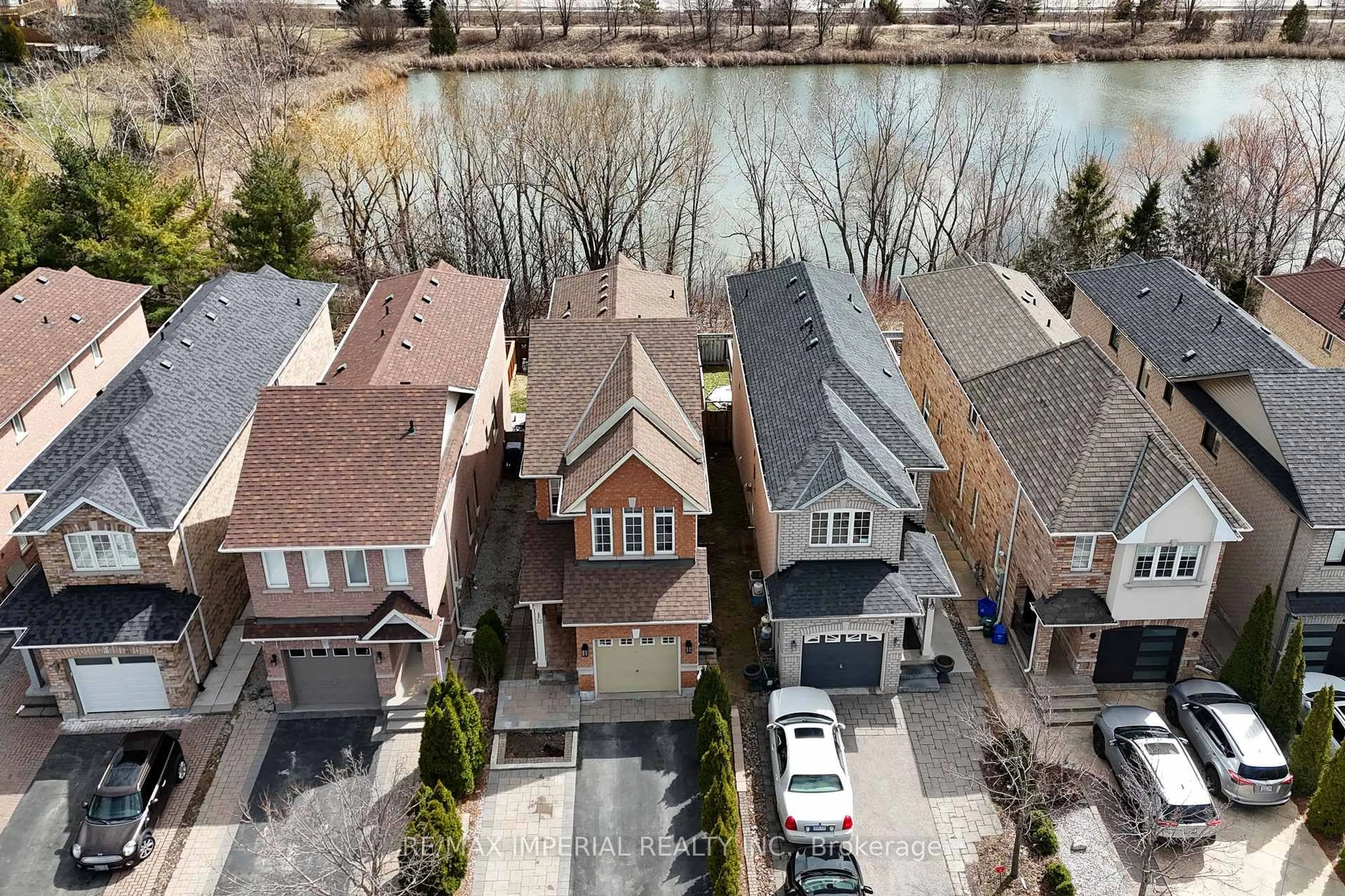 A pic from outside/outdoor area/front of a property/back of a property/a pic from drone, unknown for 33 Del Francesco Way, Vaughan Ontario L6A 3K8