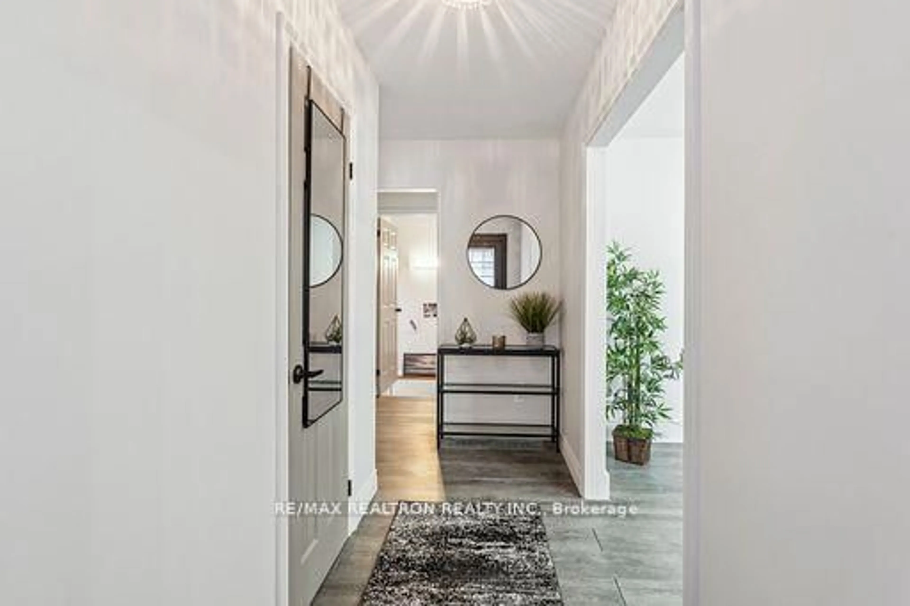 Indoor entryway for 400 Dayfoot St, New Tecumseth Ontario L0G 1A0