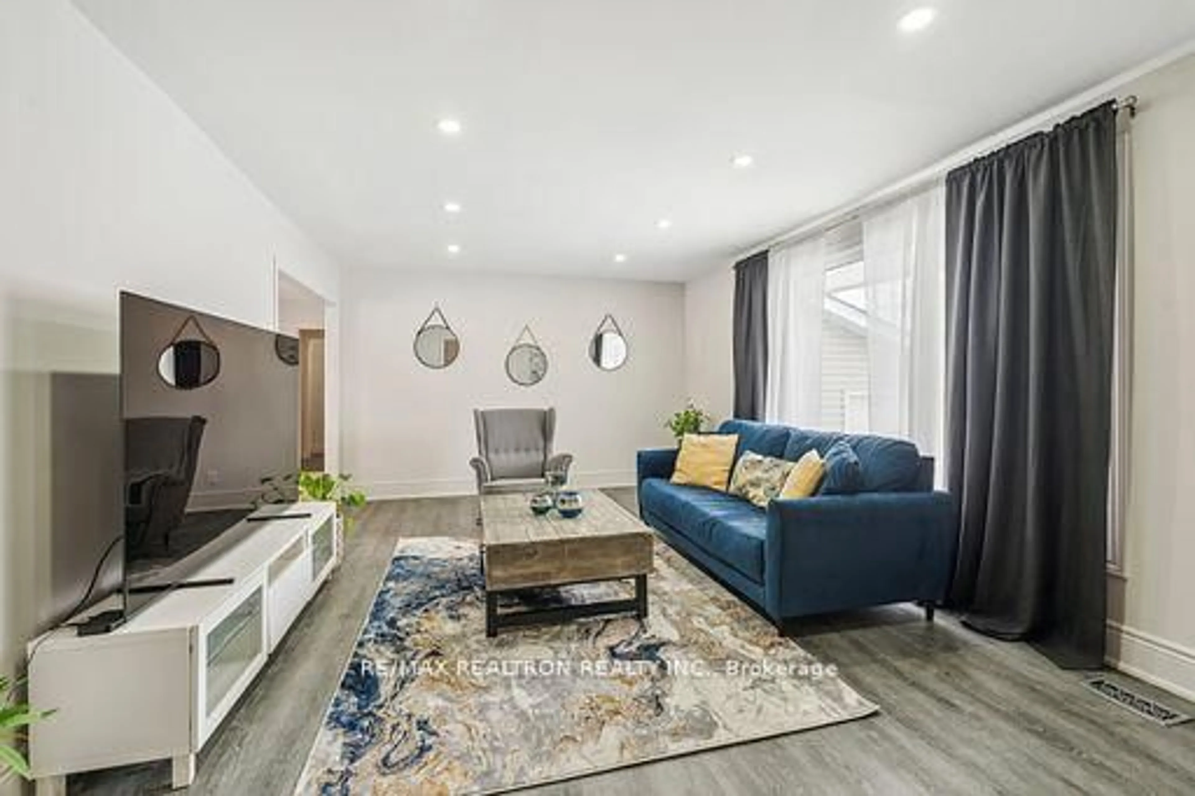Living room with furniture, unknown for 400 Dayfoot St, New Tecumseth Ontario L0G 1A0
