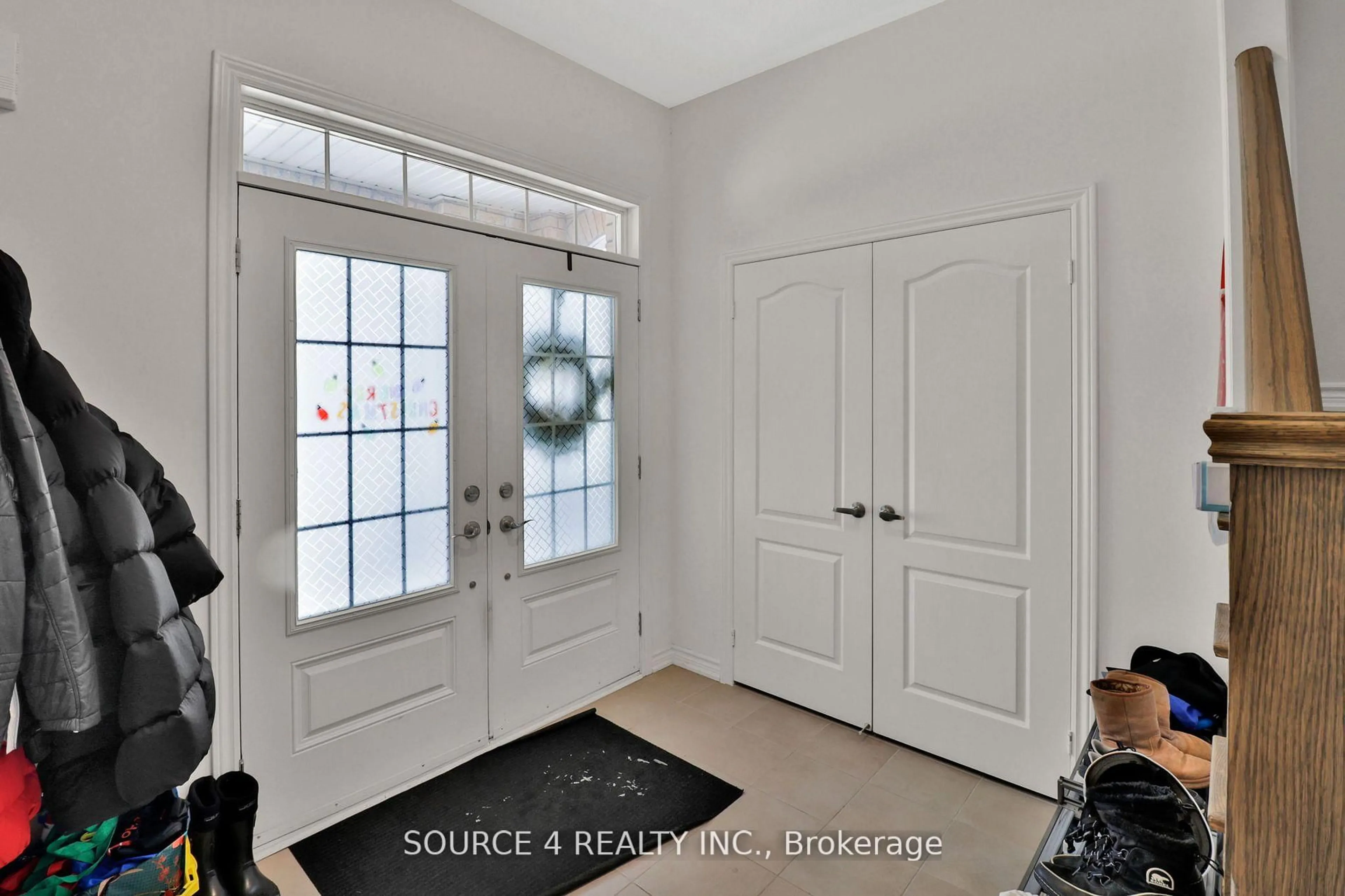 Indoor entryway for 376 Danny Wheeler Blvd, Georgina Ontario L4P 0K2